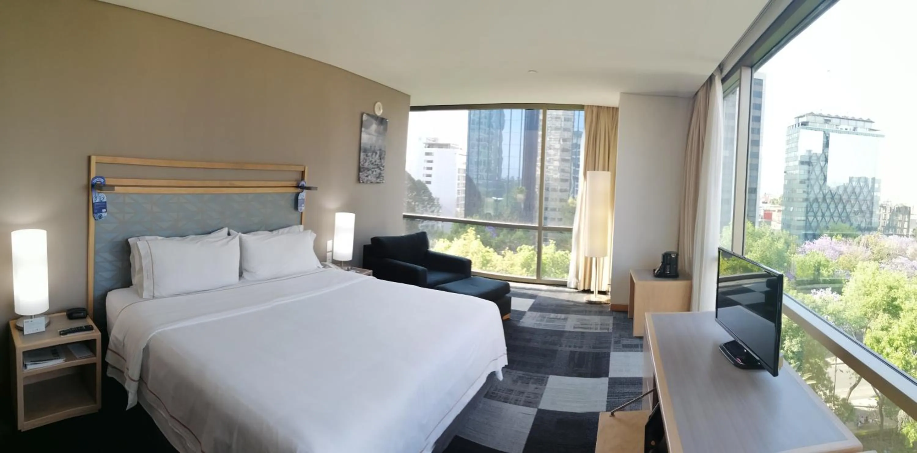 Photo of the whole room, Bed in Holiday Inn Express Mexico Reforma by IHG
