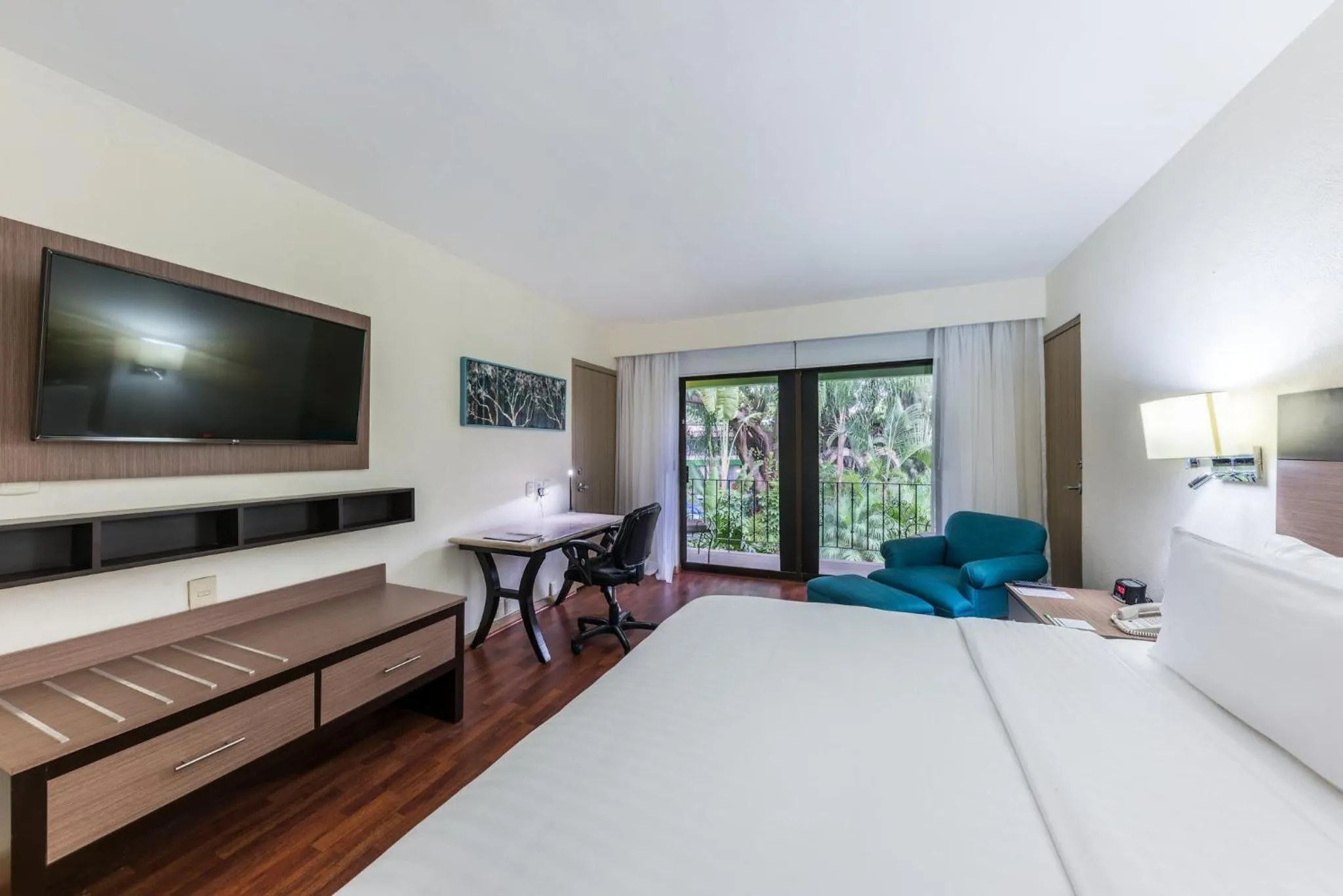 Photo of the whole room, Bed in Holiday Inn Guadalajara Expo Plaza del Sol by IHG