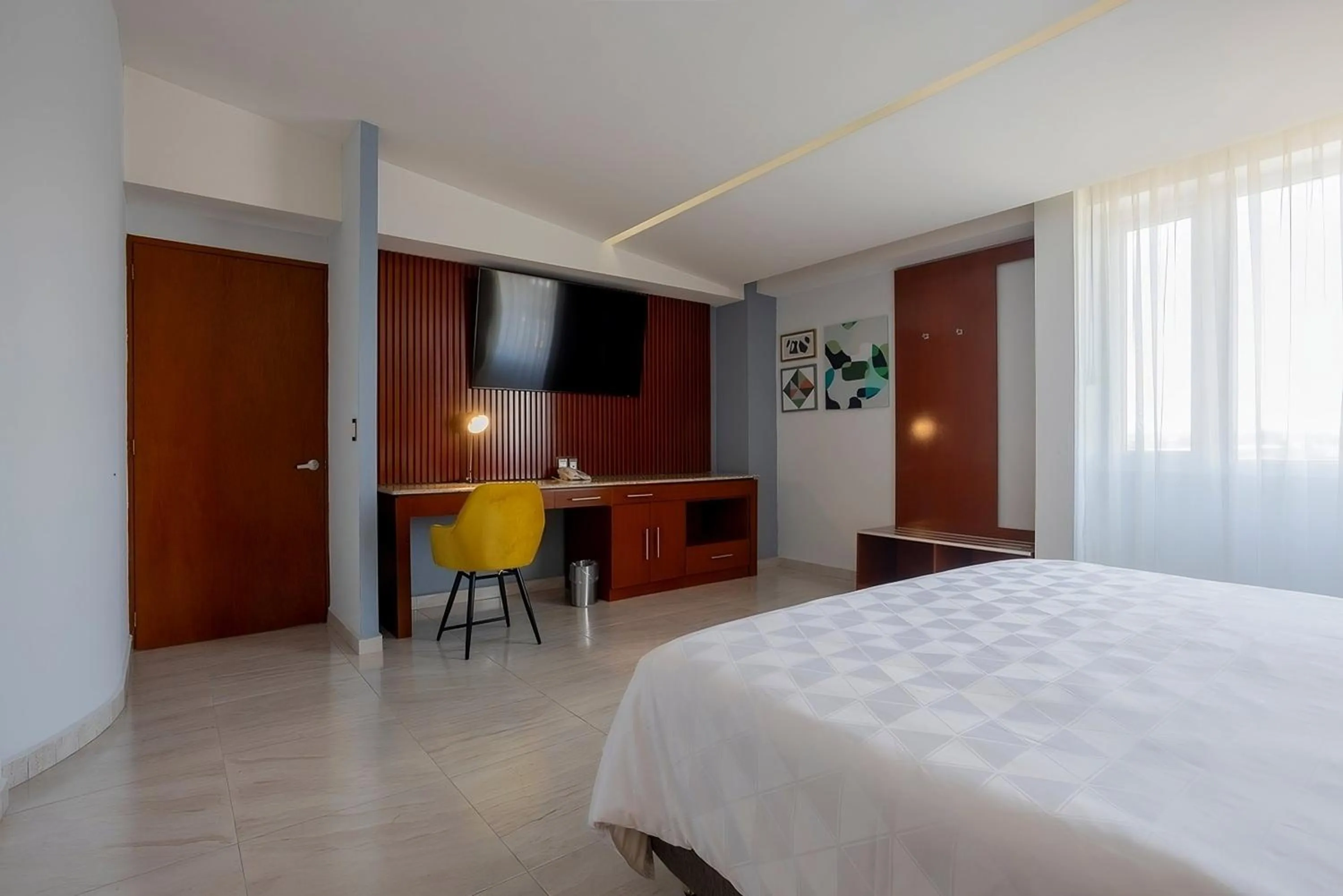 Photo of the whole room, Bed in Holiday Inn Puebla Finsa by IHG