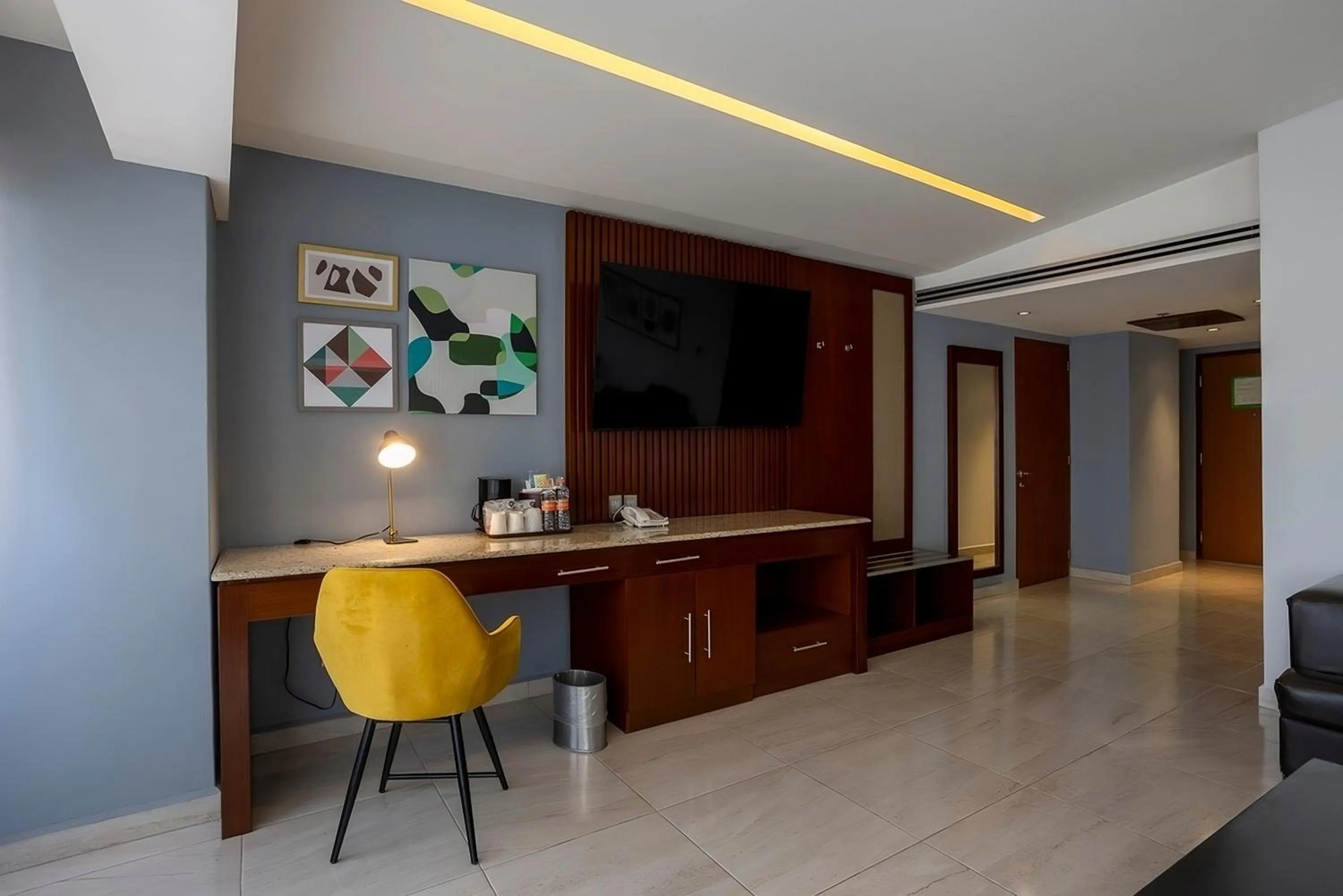 Communal lounge/ TV room in Holiday Inn Puebla Finsa by IHG