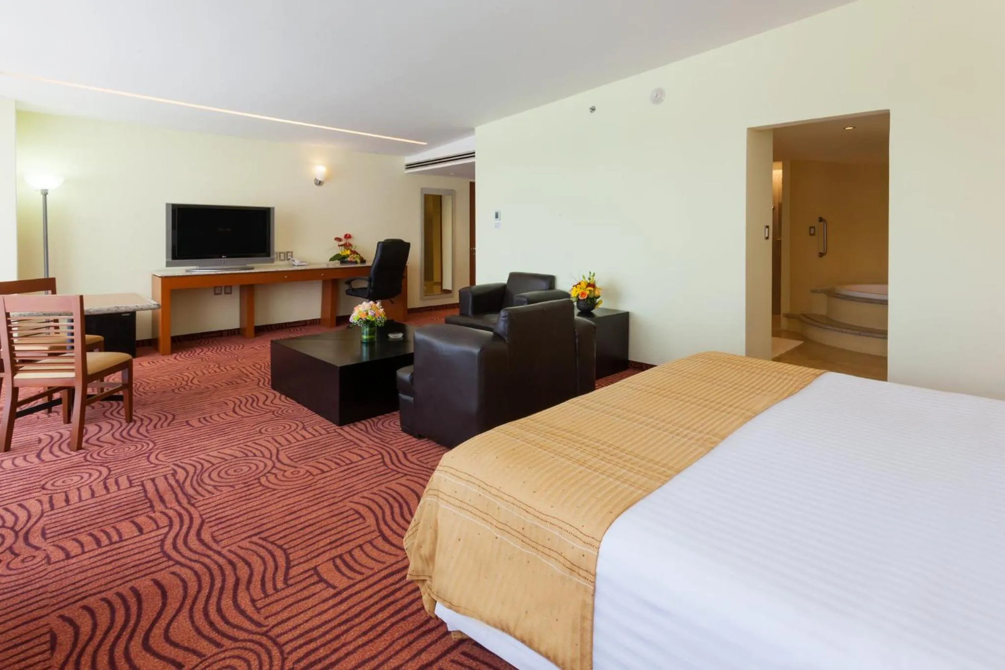 Photo of the whole room, Bed in Holiday Inn Puebla Finsa by IHG