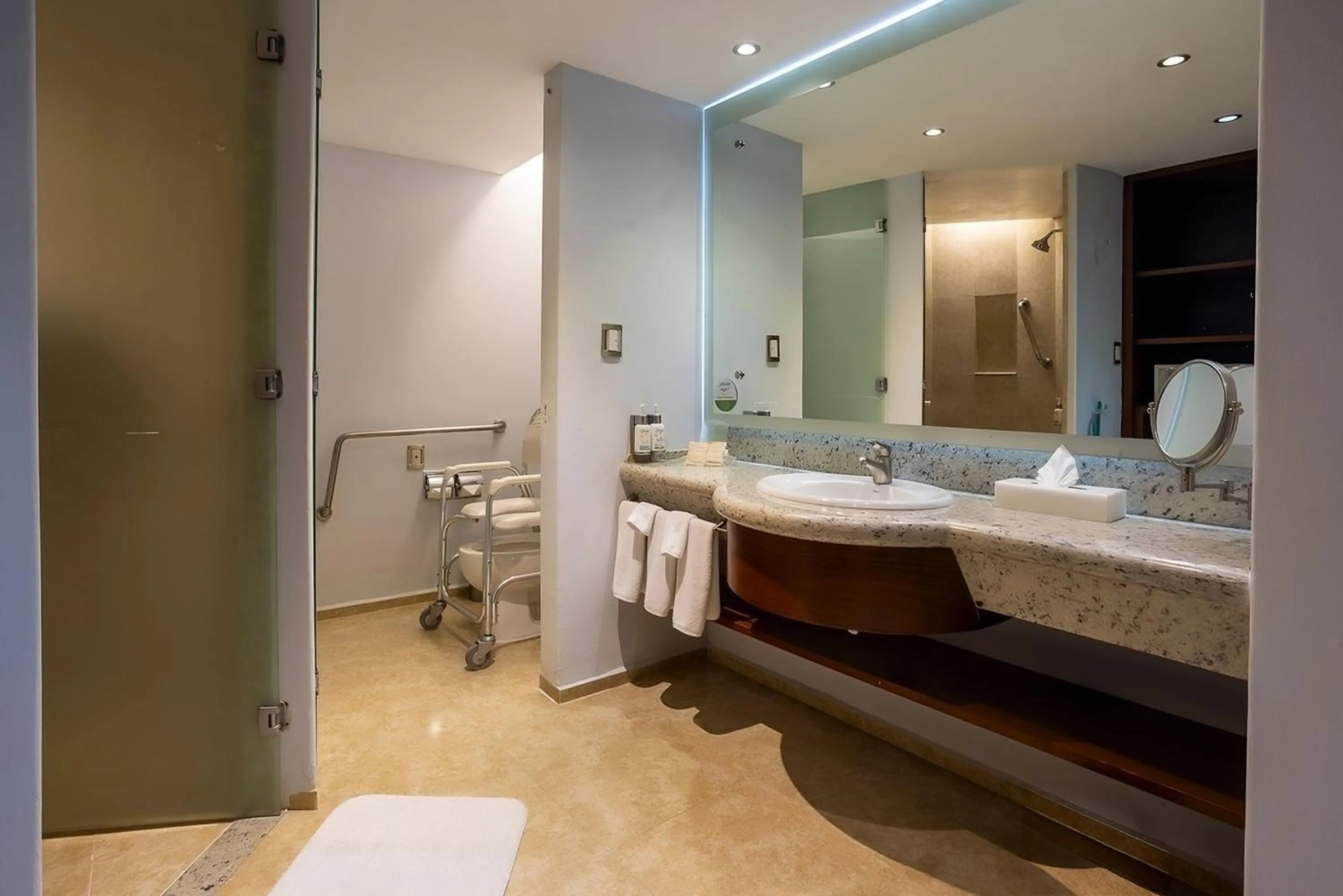 Bathroom in Holiday Inn Puebla Finsa by IHG