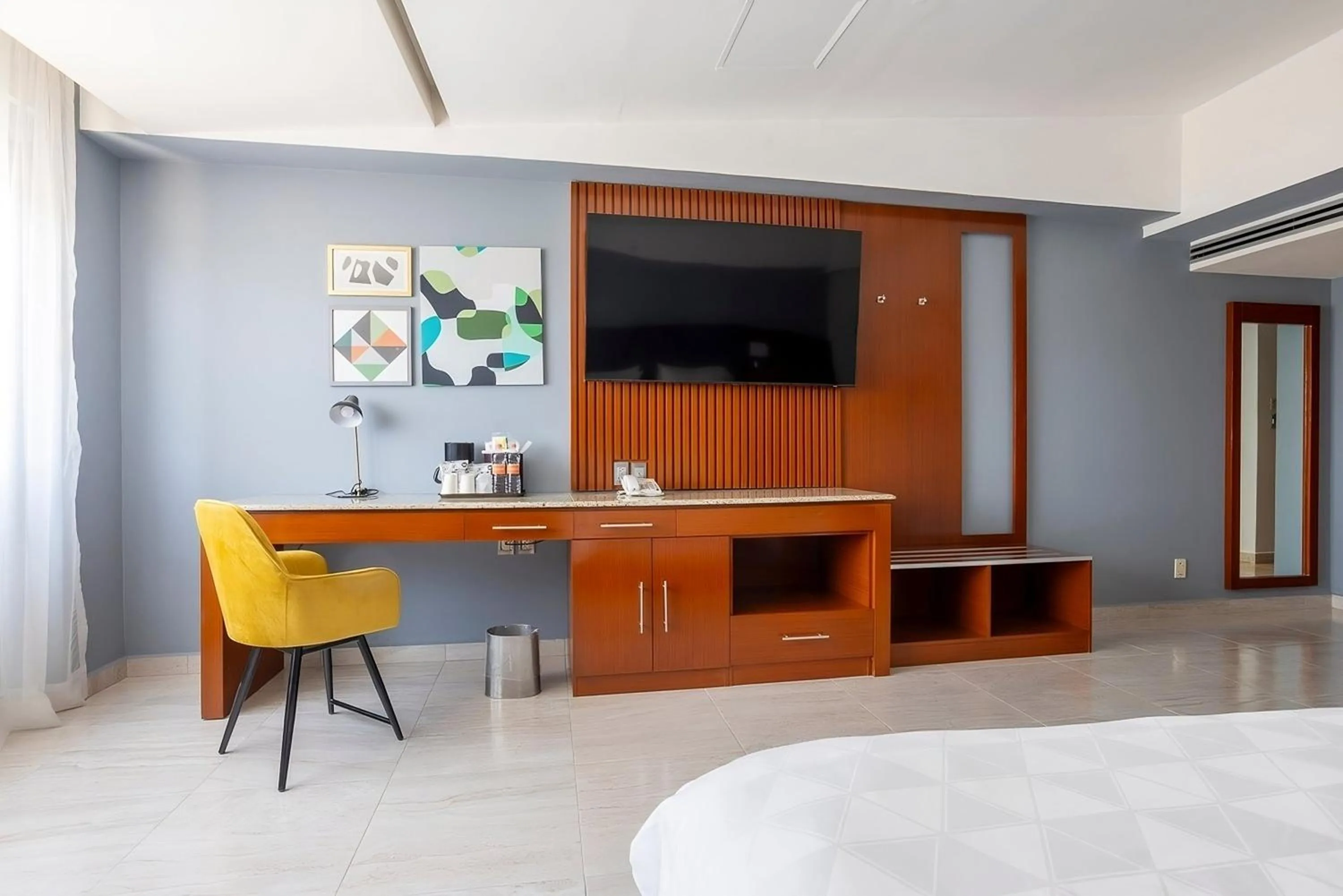 Photo of the whole room, Bed in Holiday Inn Puebla Finsa by IHG