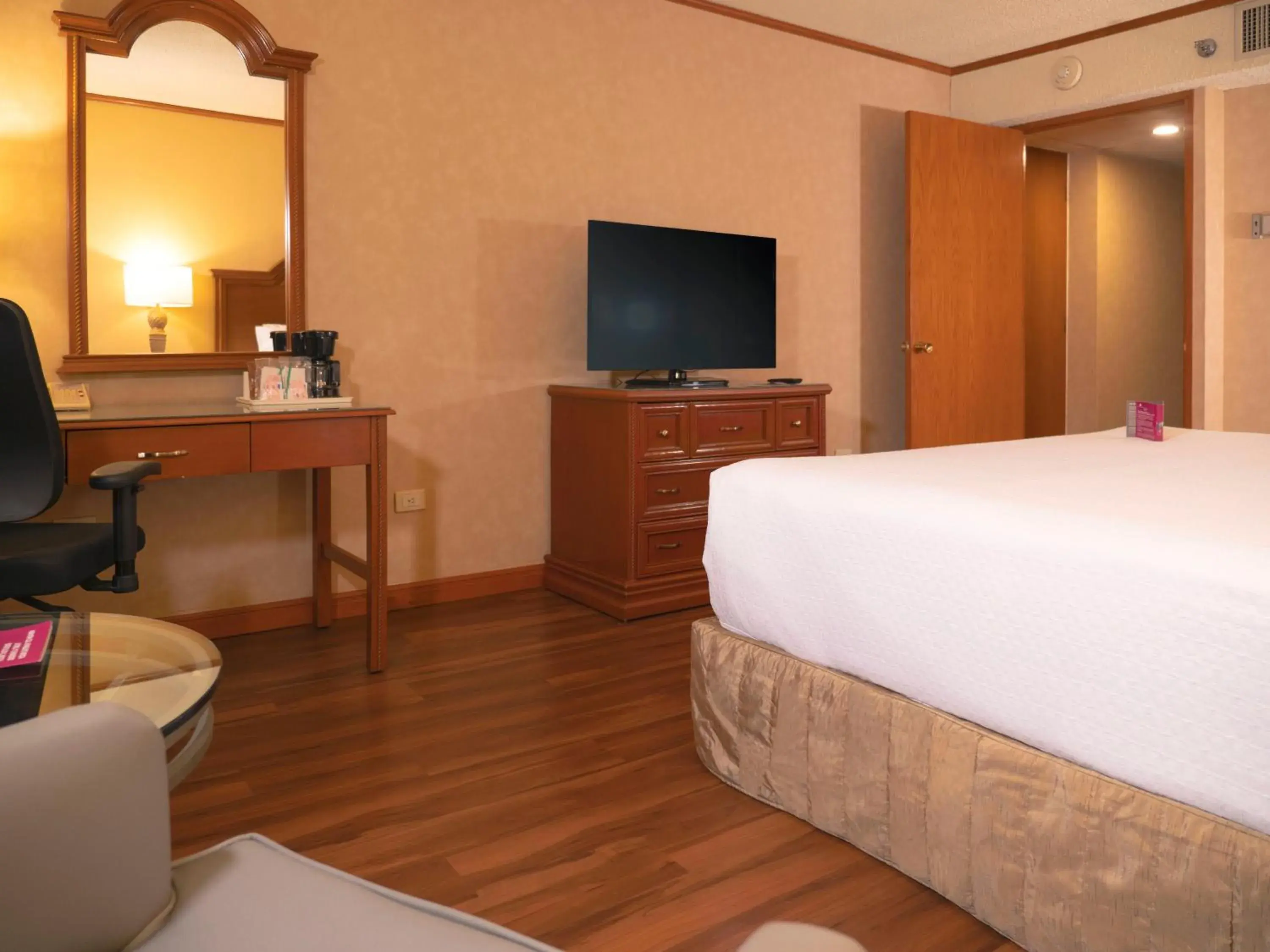 Photo of the whole room, Bed in Crowne Plaza Hotel Monterrey by IHG Photo of the whole room, Bed in Crowne Plaza Hotel Monterrey by IHG