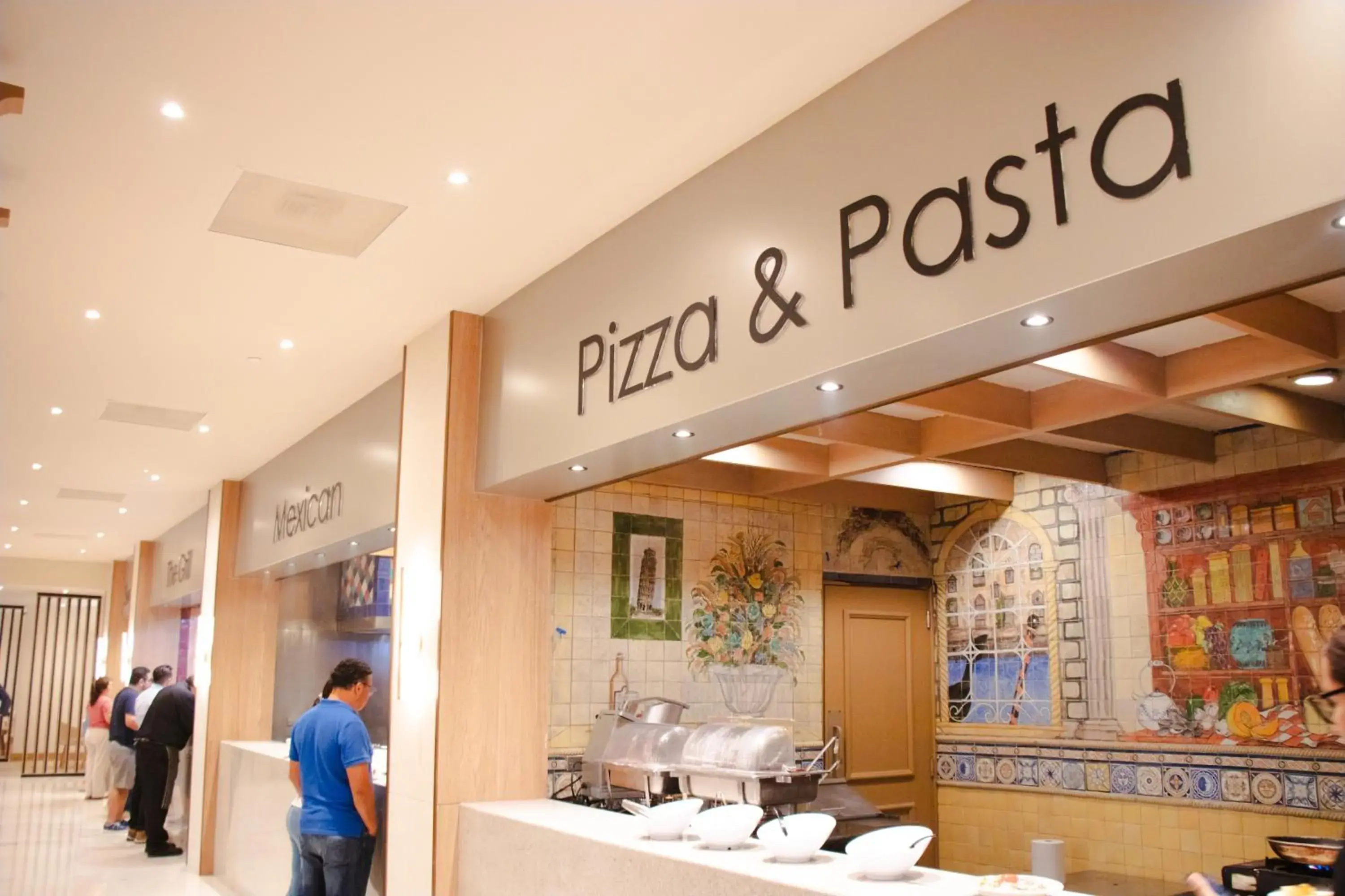 Restaurant/places to eat in Crowne Plaza Hotel Monterrey by IHG Restaurant/places to eat in Crowne Plaza Hotel Monterrey by IHG