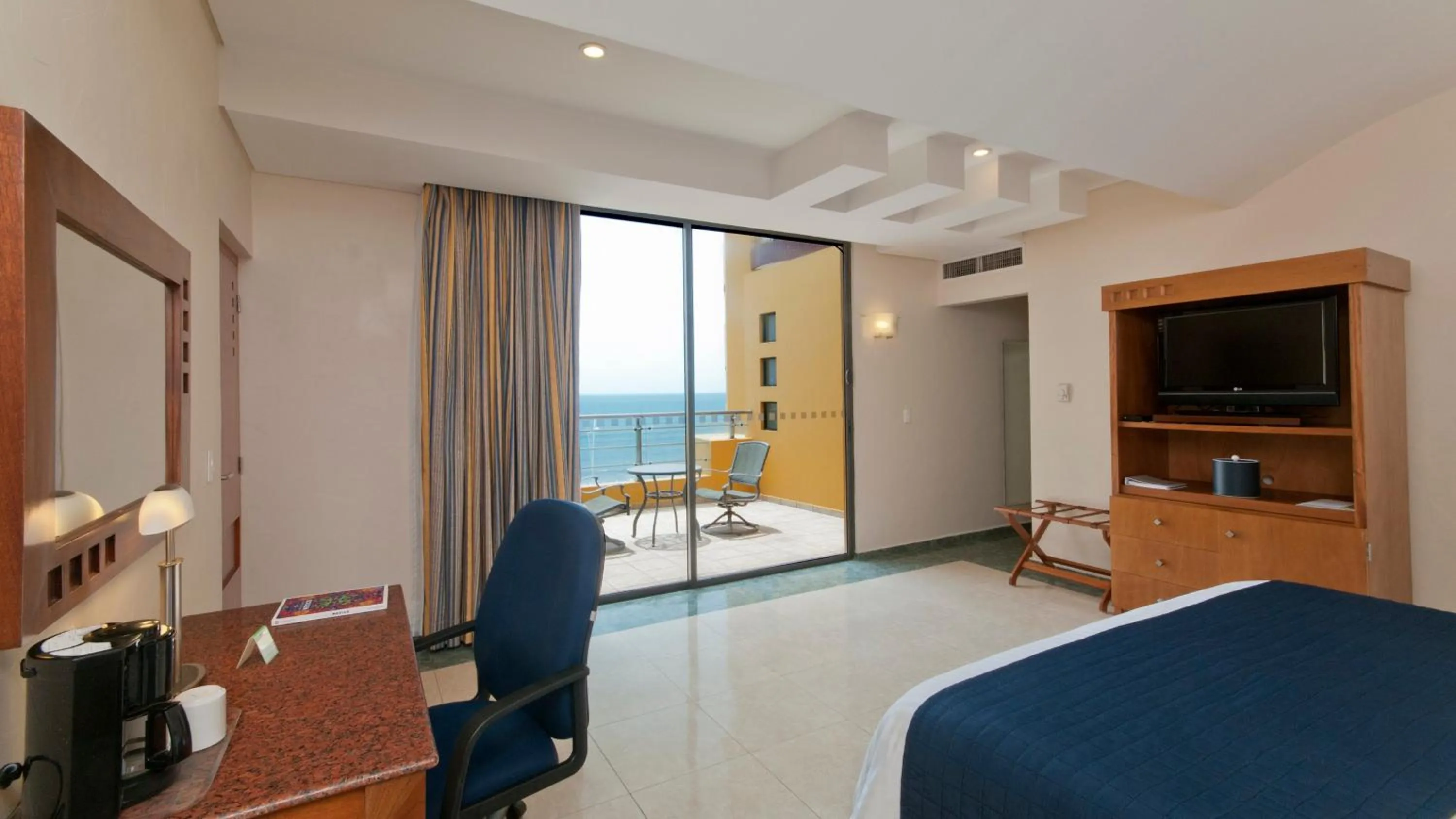 Photo of the whole room, Bed in Holiday Inn Veracruz-Boca Del Rio by IHG