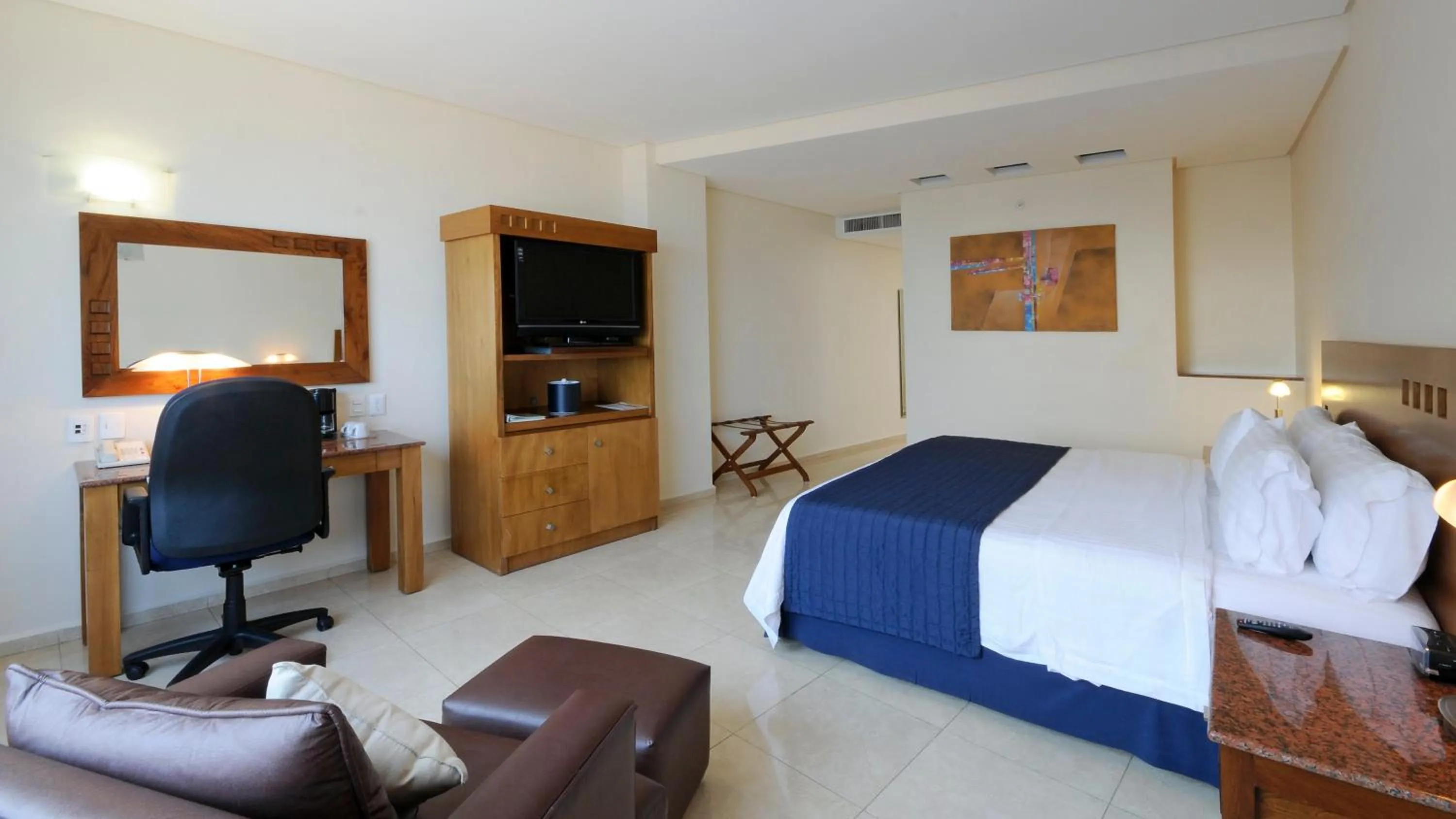 Photo of the whole room, Bed in Holiday Inn Veracruz-Boca Del Rio by IHG