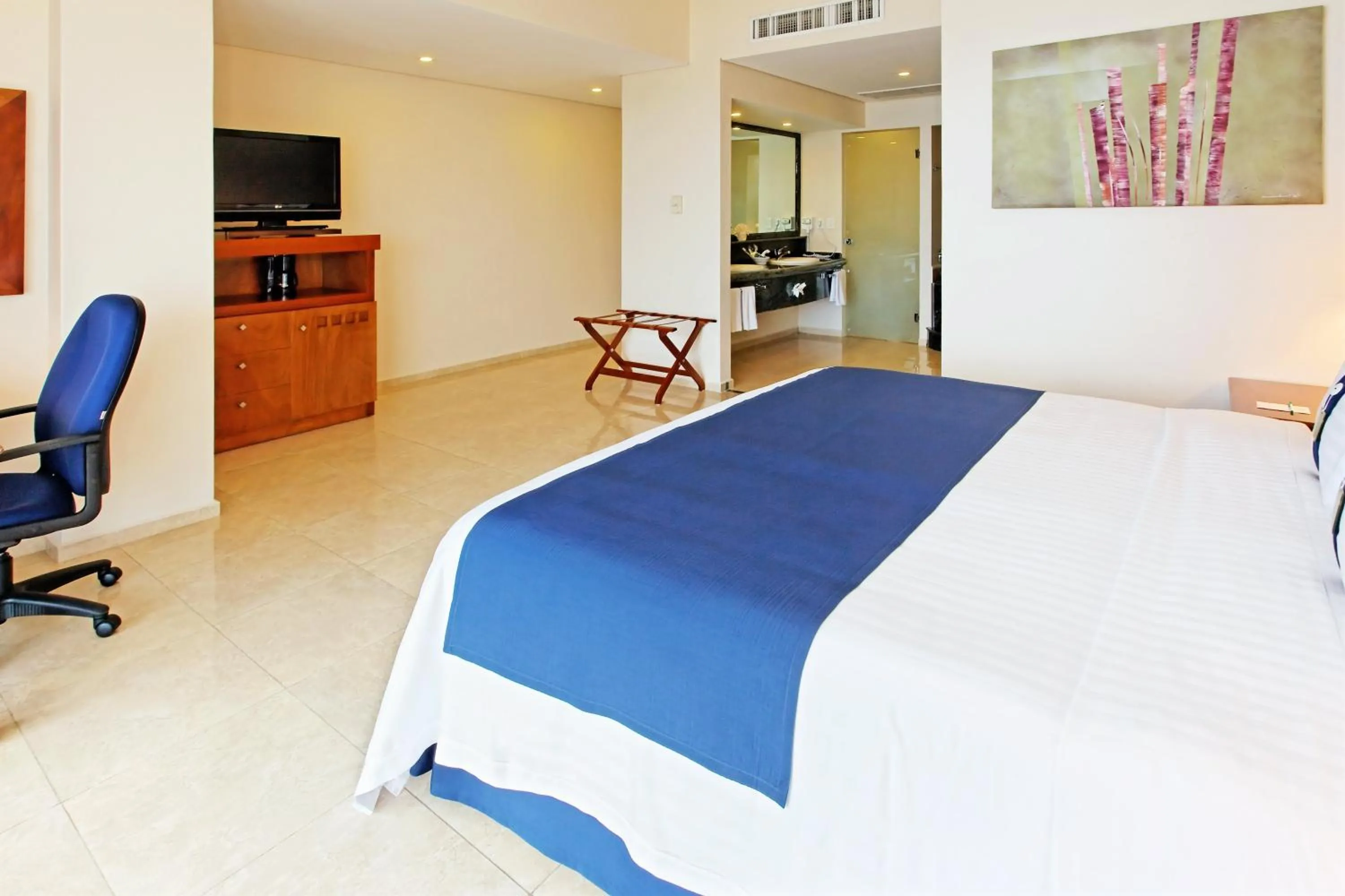 Photo of the whole room, Bed in Holiday Inn Veracruz-Boca Del Rio by IHG