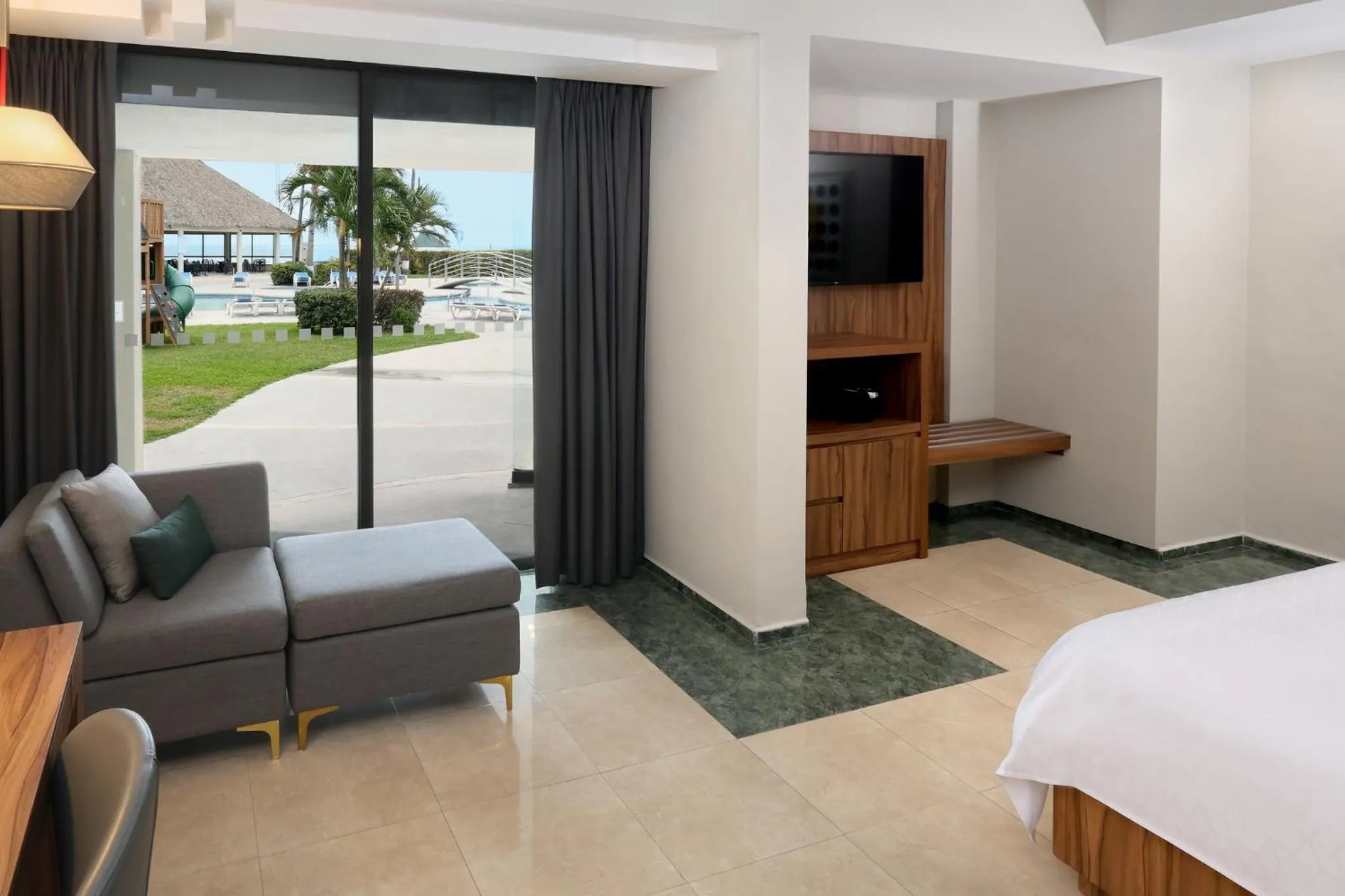 Photo of the whole room, Bed in Holiday Inn Veracruz-Boca Del Rio by IHG