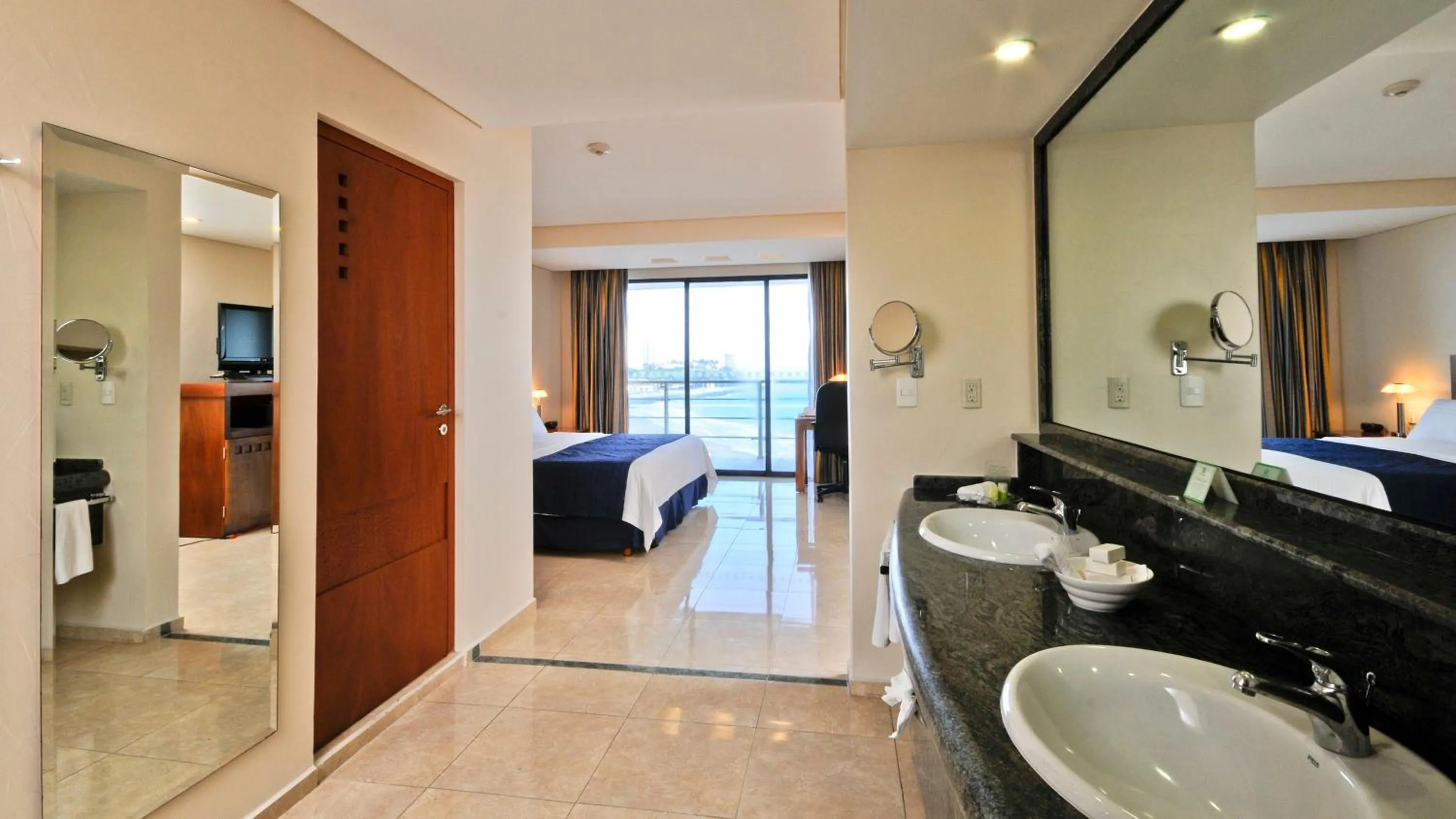 Photo of the whole room, Bed in Holiday Inn Veracruz-Boca Del Rio by IHG