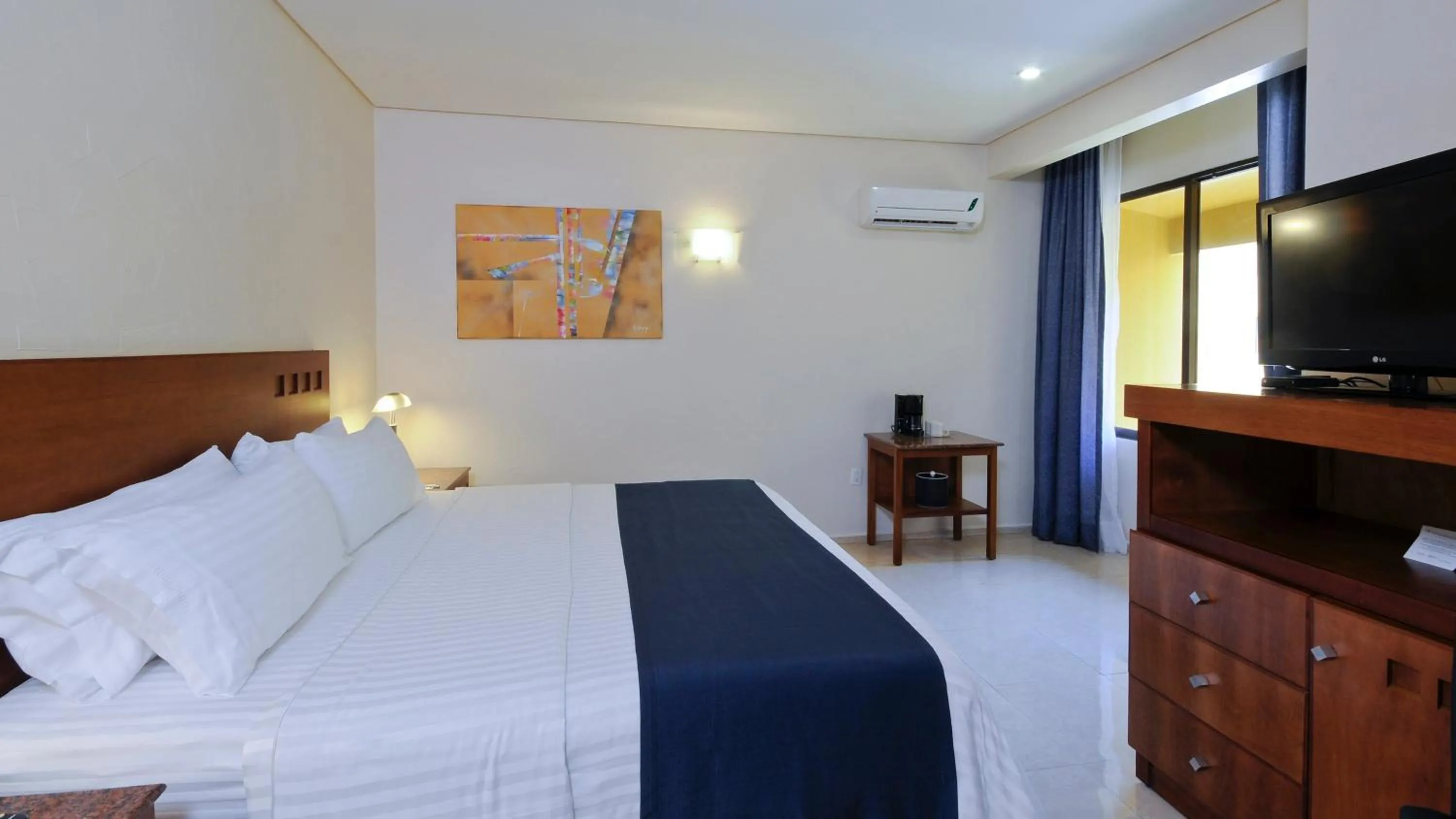 Photo of the whole room, Bed in Holiday Inn Veracruz-Boca Del Rio by IHG