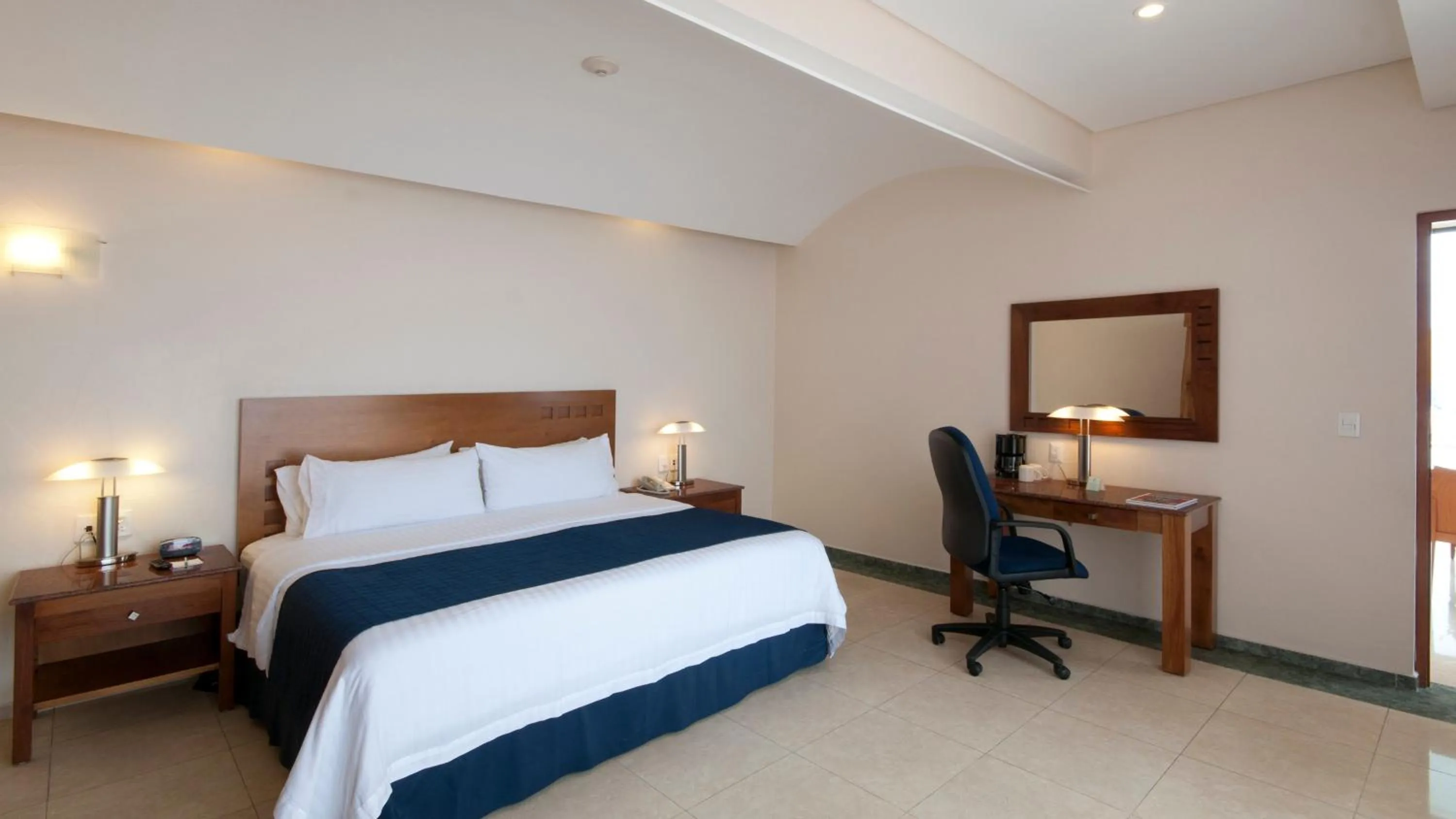 Photo of the whole room, Bed in Holiday Inn Veracruz-Boca Del Rio by IHG