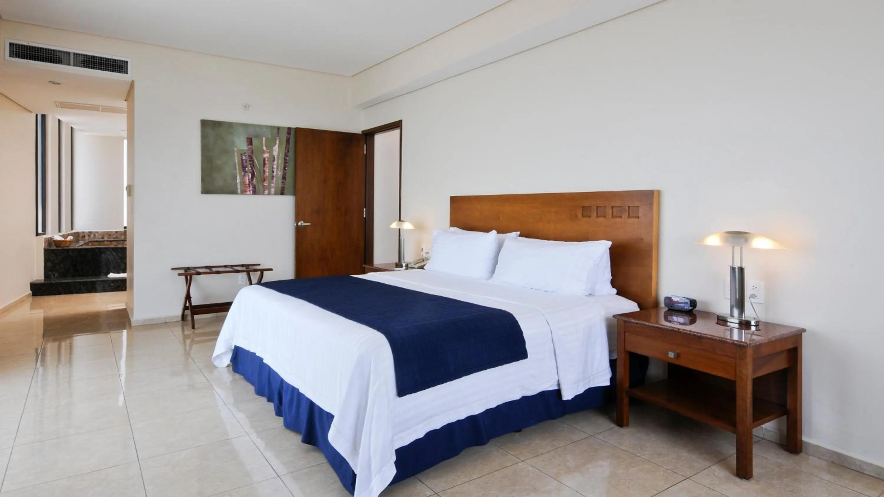Photo of the whole room, Bed in Holiday Inn Veracruz-Boca Del Rio by IHG