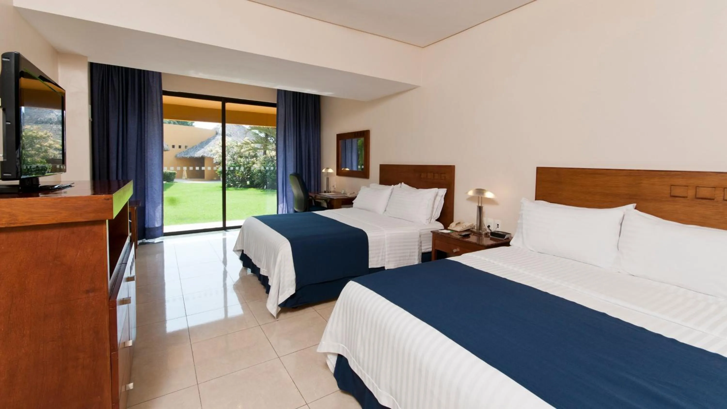 Photo of the whole room, Bed in Holiday Inn Veracruz-Boca Del Rio by IHG