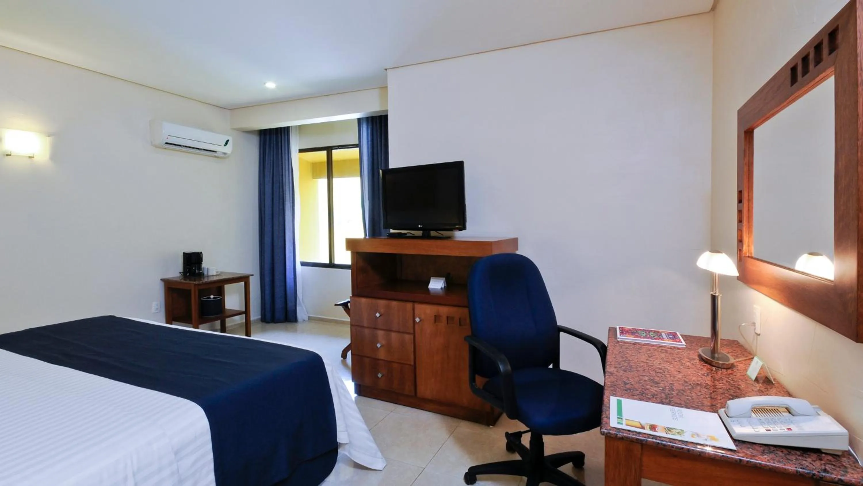 Photo of the whole room, Bed in Holiday Inn Veracruz-Boca Del Rio by IHG