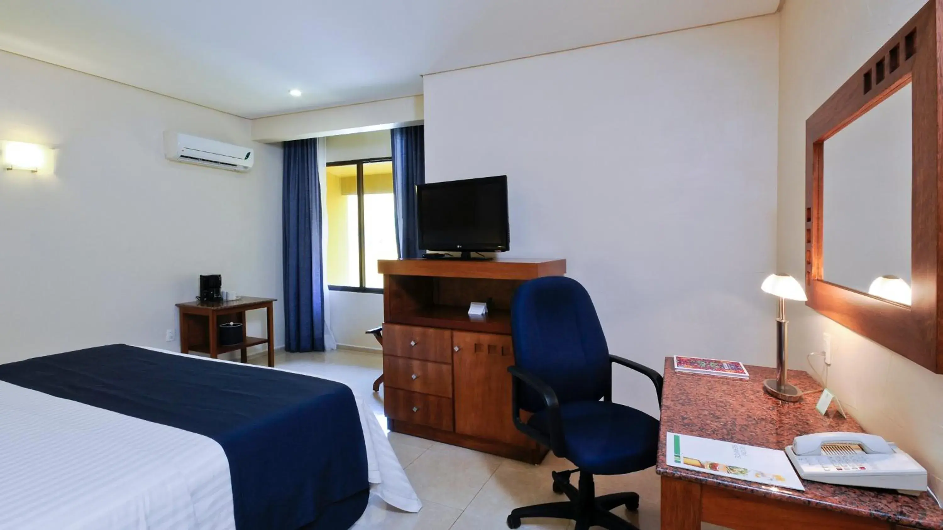 Standard King Room in Holiday Inn Veracruz-Boca Del Rio by IHG Standard King Room in Holiday Inn Veracruz-Boca Del Rio by IHG