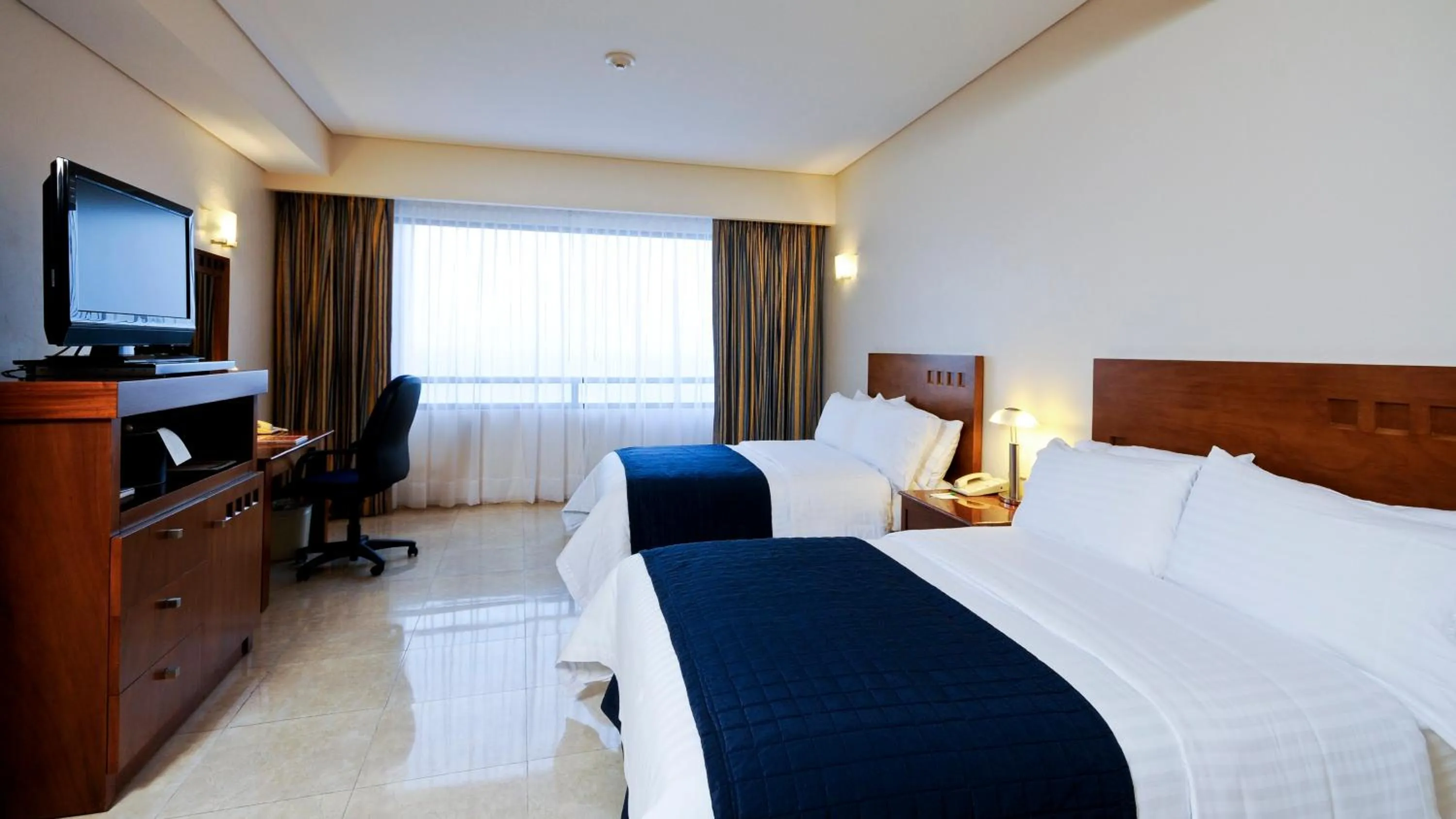 Photo of the whole room, Bed in Holiday Inn Veracruz-Boca Del Rio by IHG
