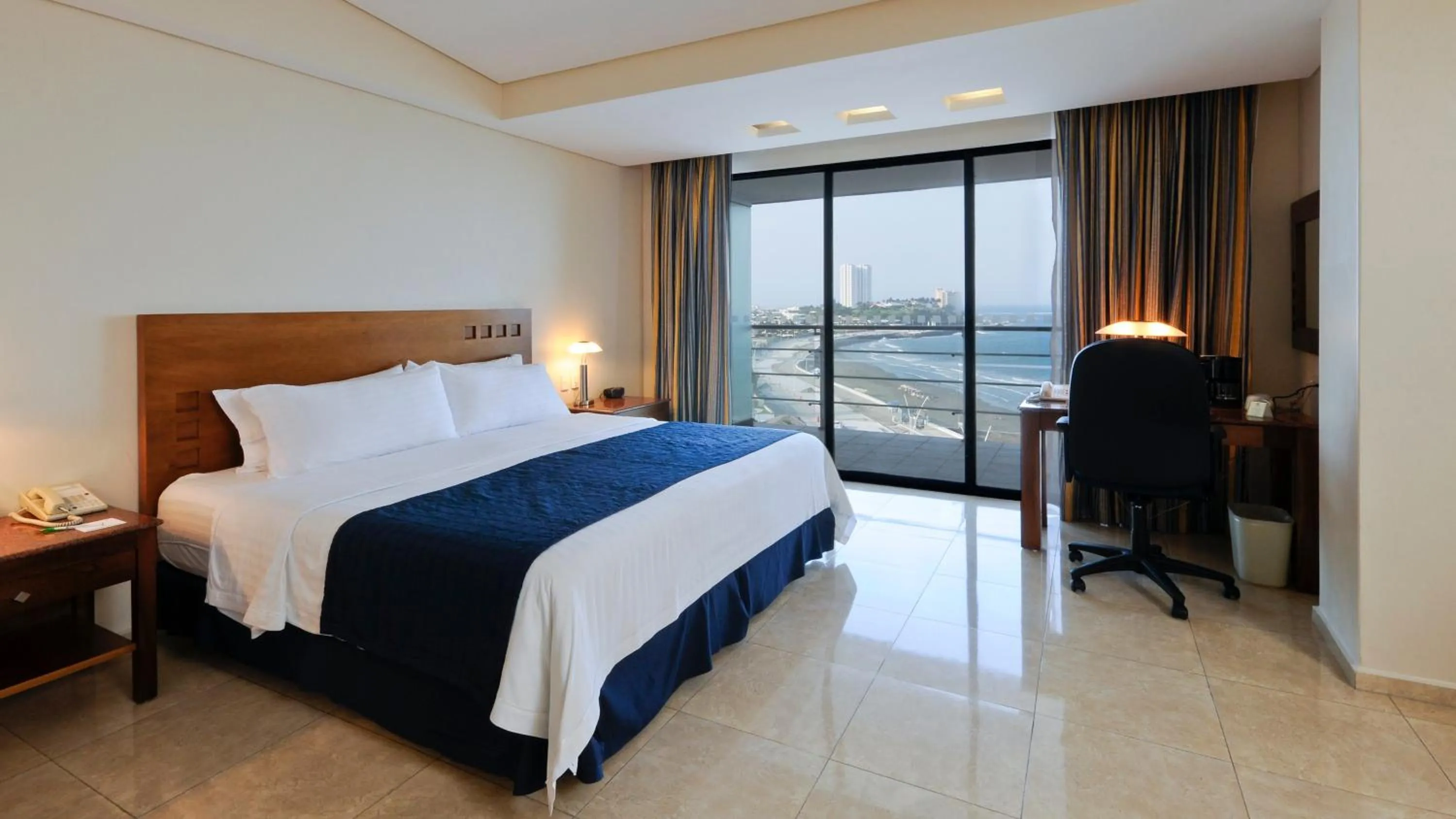 Photo of the whole room, Bed in Holiday Inn Veracruz-Boca Del Rio by IHG