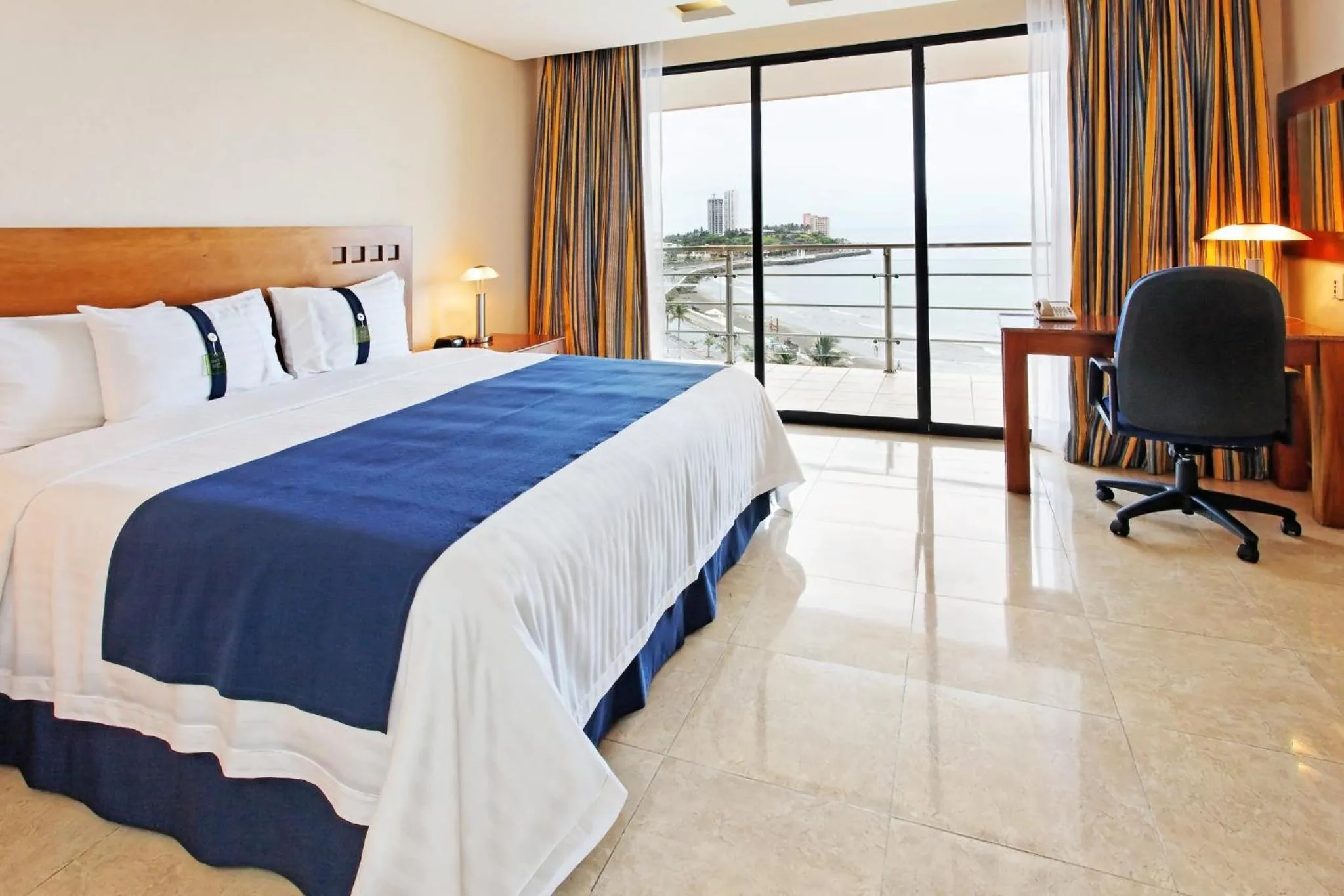 Photo of the whole room, Bed in Holiday Inn Veracruz-Boca Del Rio by IHG