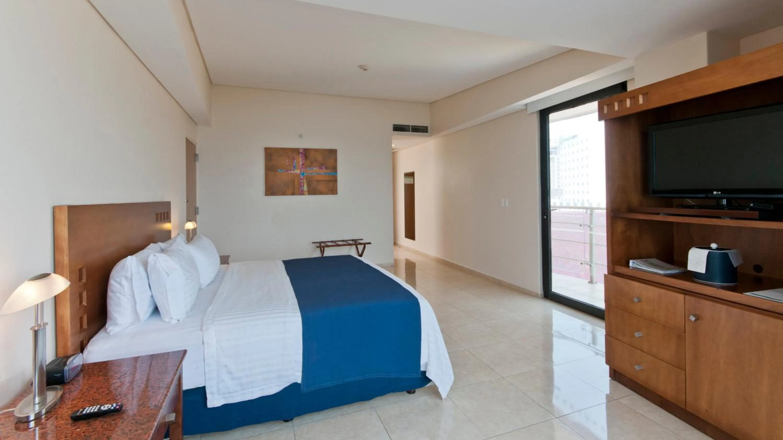 Photo of the whole room, Bed in Holiday Inn Veracruz-Boca Del Rio by IHG