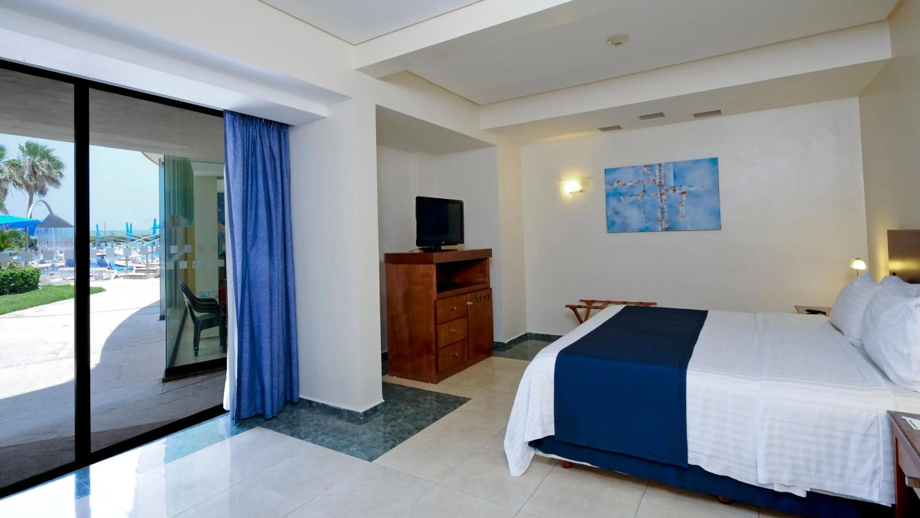 Photo of the whole room, Bed in Holiday Inn Veracruz-Boca Del Rio by IHG