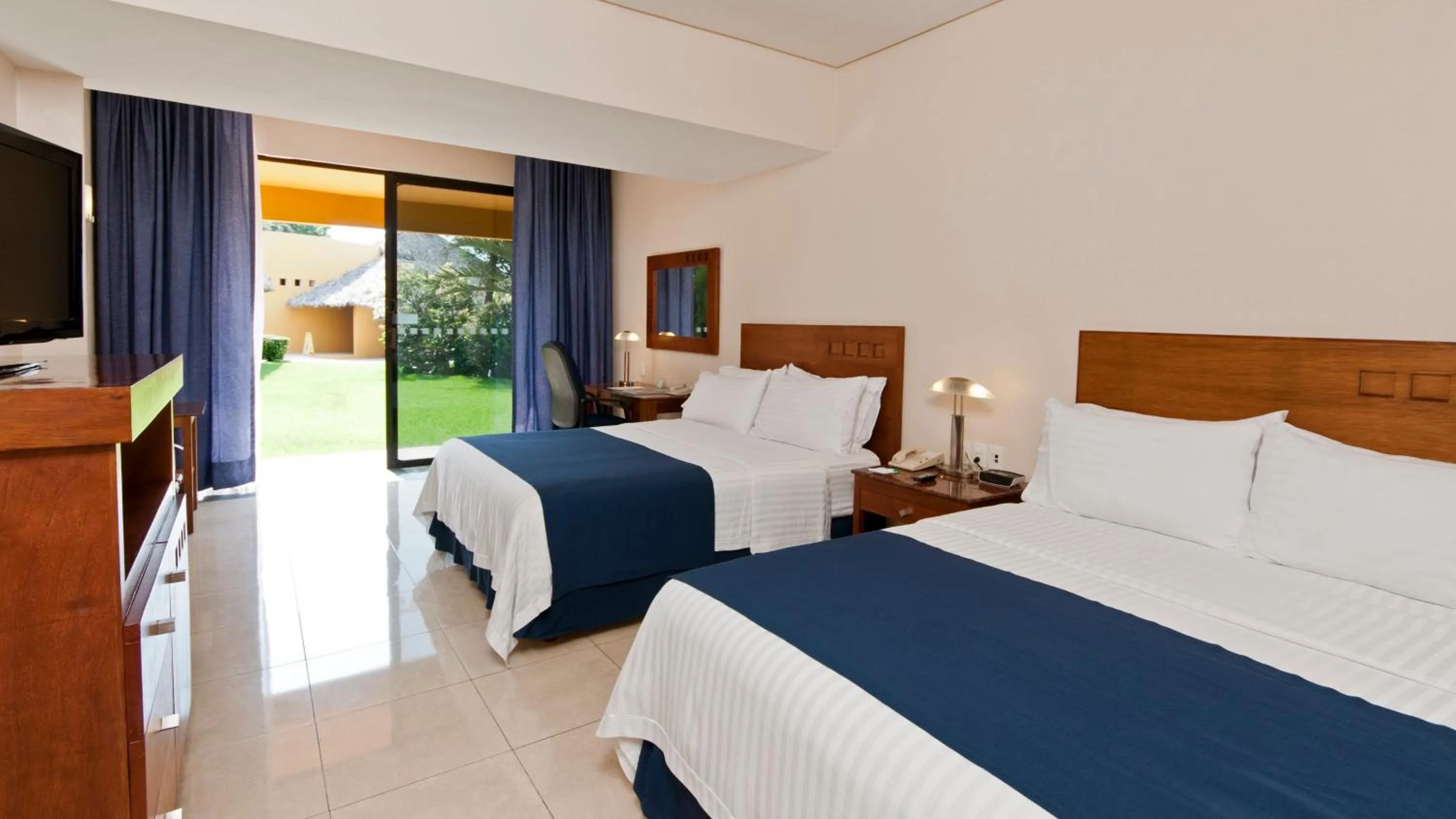 Photo of the whole room, Bed in Holiday Inn Veracruz-Boca Del Rio by IHG