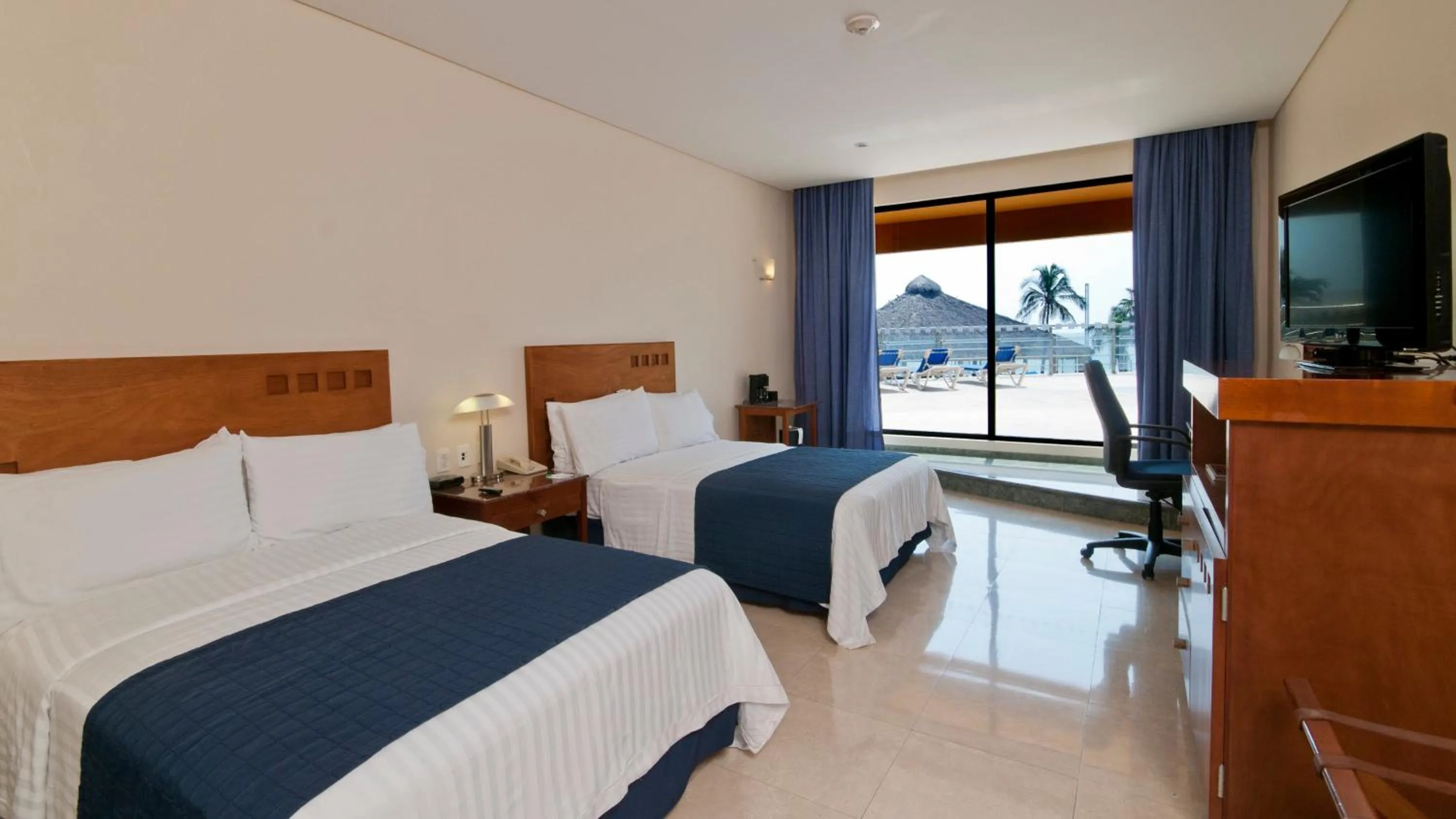 Photo of the whole room, Bed in Holiday Inn Veracruz-Boca Del Rio by IHG