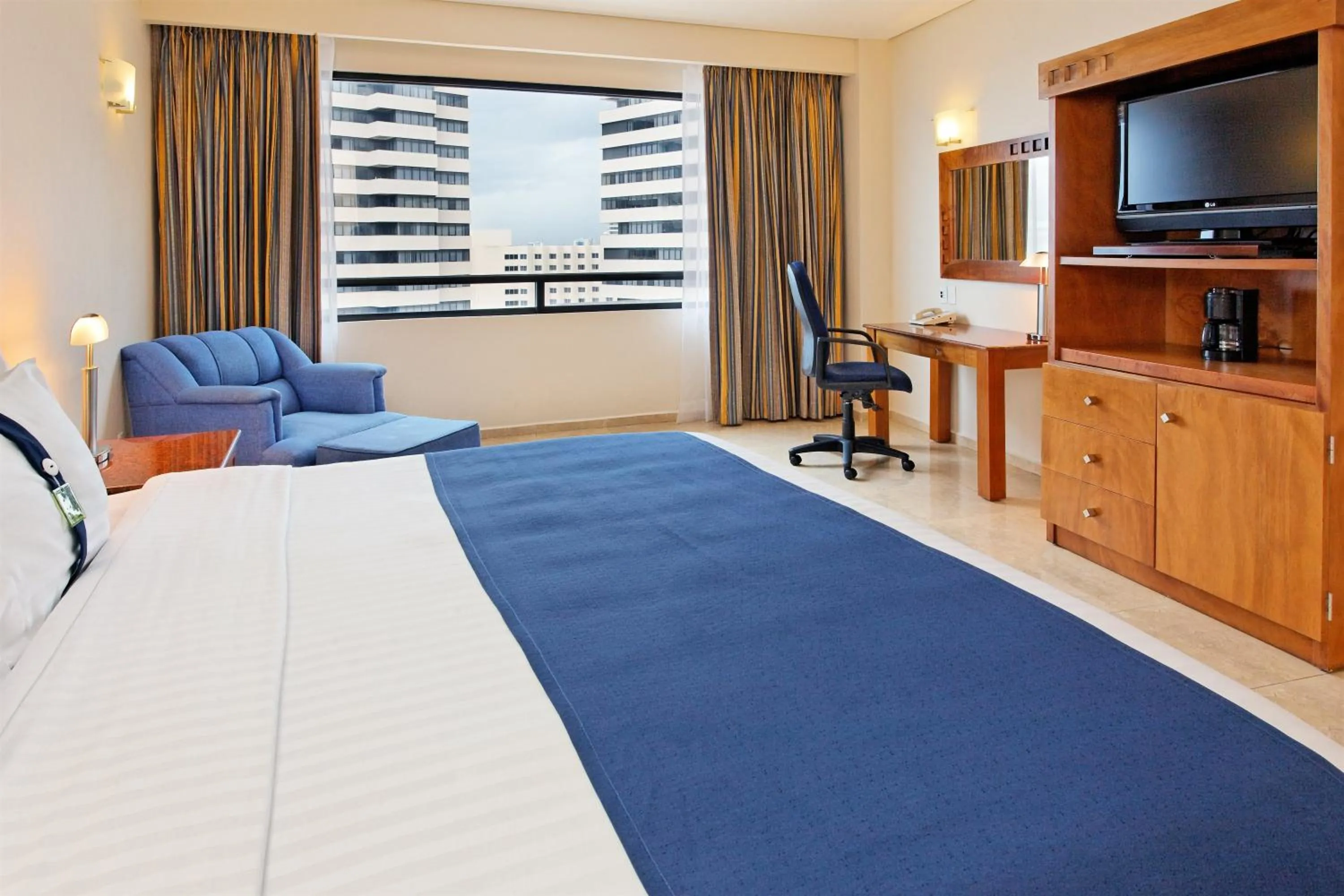 Photo of the whole room, Bed in Holiday Inn Veracruz-Boca Del Rio by IHG