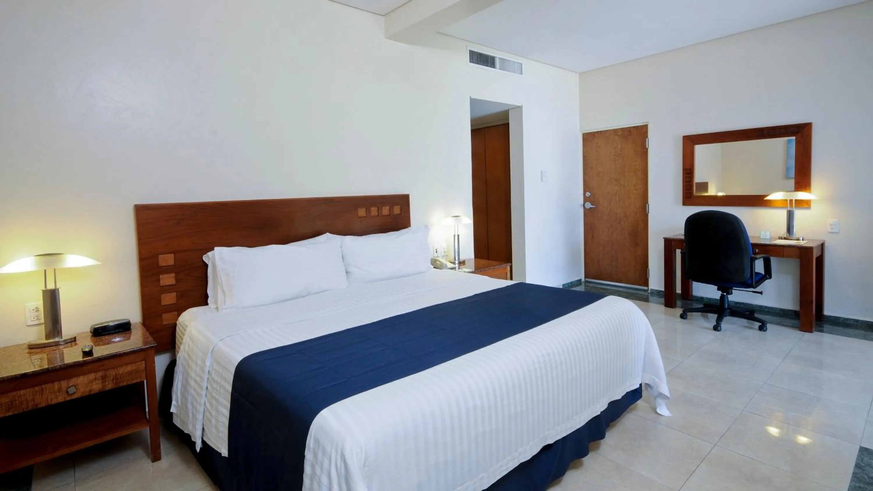 Photo of the whole room, Bed in Holiday Inn Veracruz-Boca Del Rio by IHG