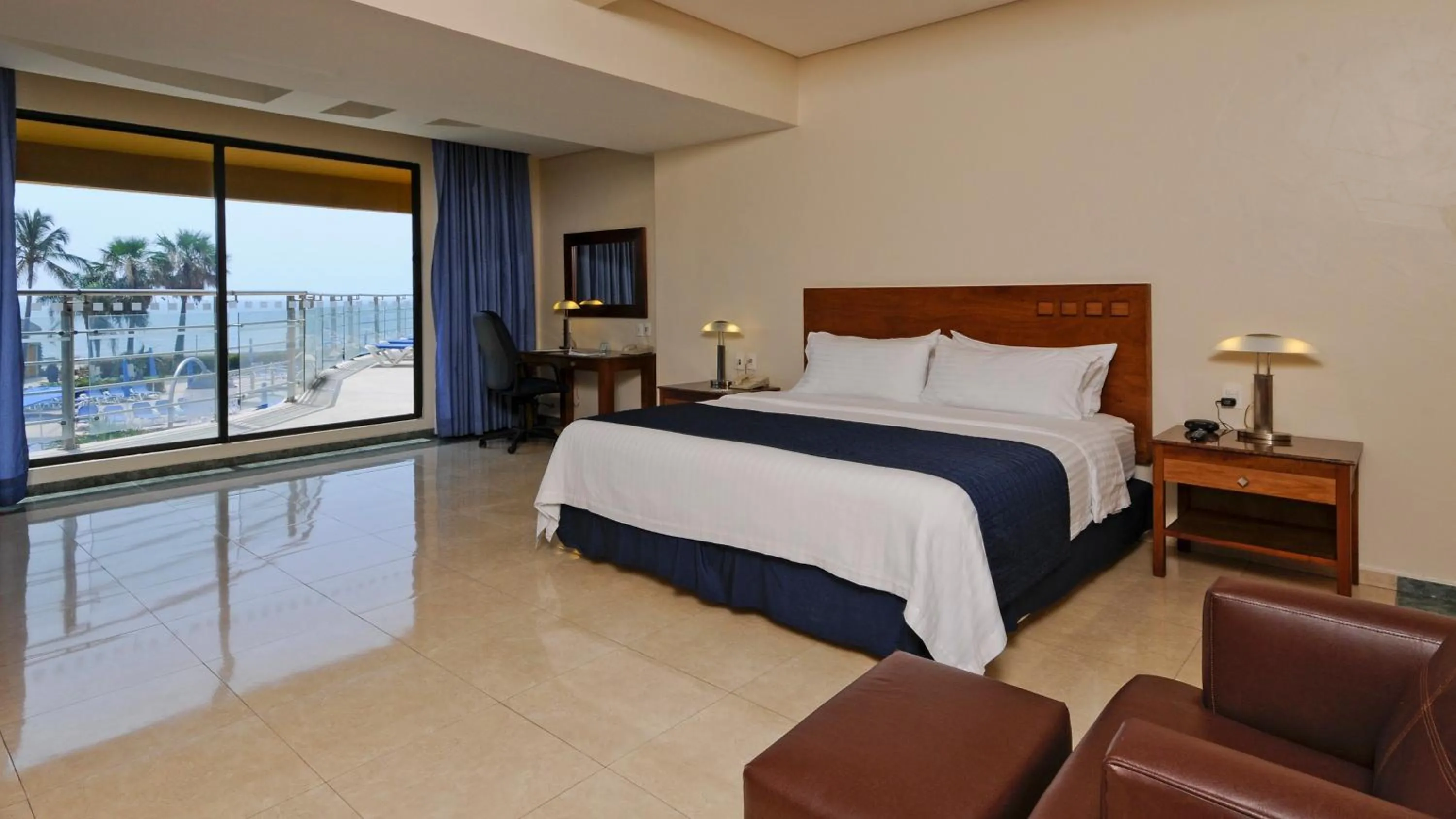 Photo of the whole room, Bed in Holiday Inn Veracruz-Boca Del Rio by IHG