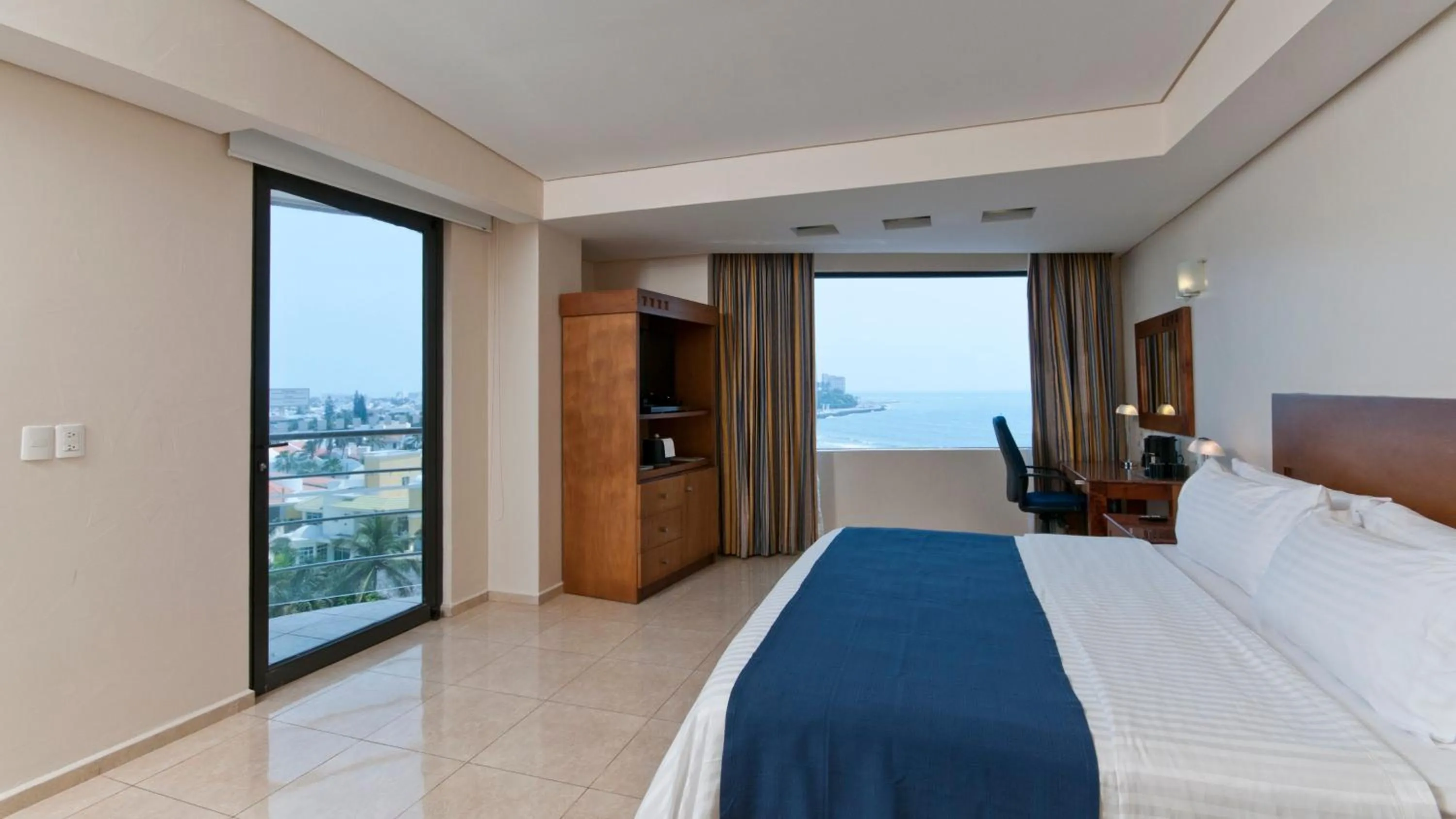 Photo of the whole room, Bed in Holiday Inn Veracruz-Boca Del Rio by IHG
