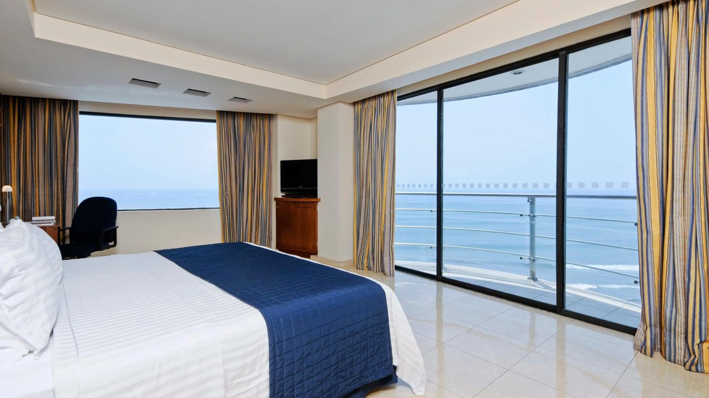 Photo of the whole room, Bed in Holiday Inn Veracruz-Boca Del Rio by IHG