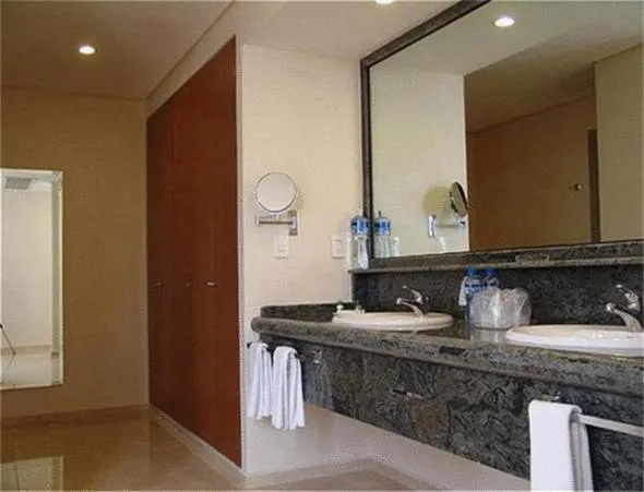 Bathroom in Holiday Inn Veracruz-Boca Del Rio by IHG