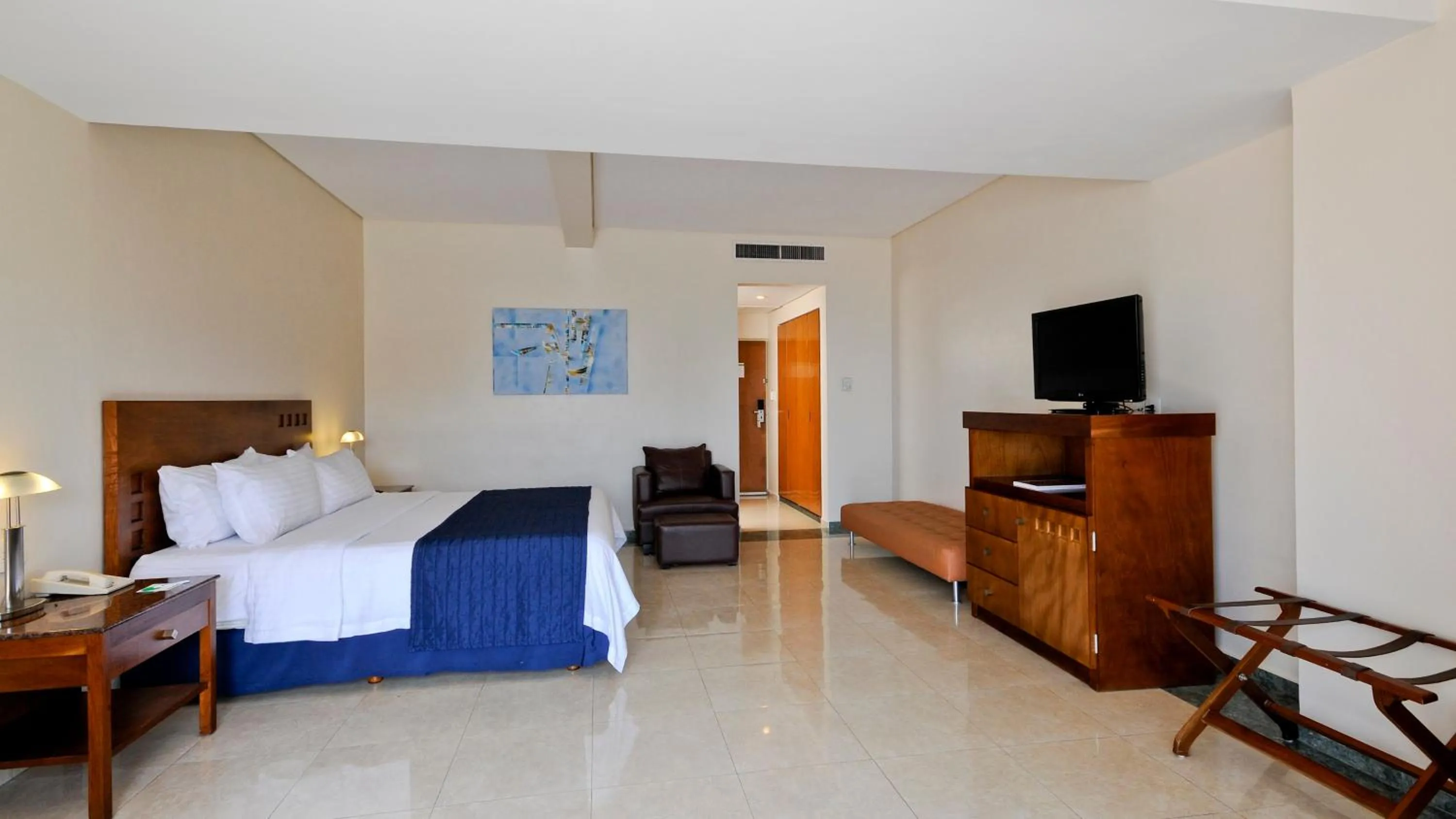 Photo of the whole room, Bed in Holiday Inn Veracruz-Boca Del Rio by IHG