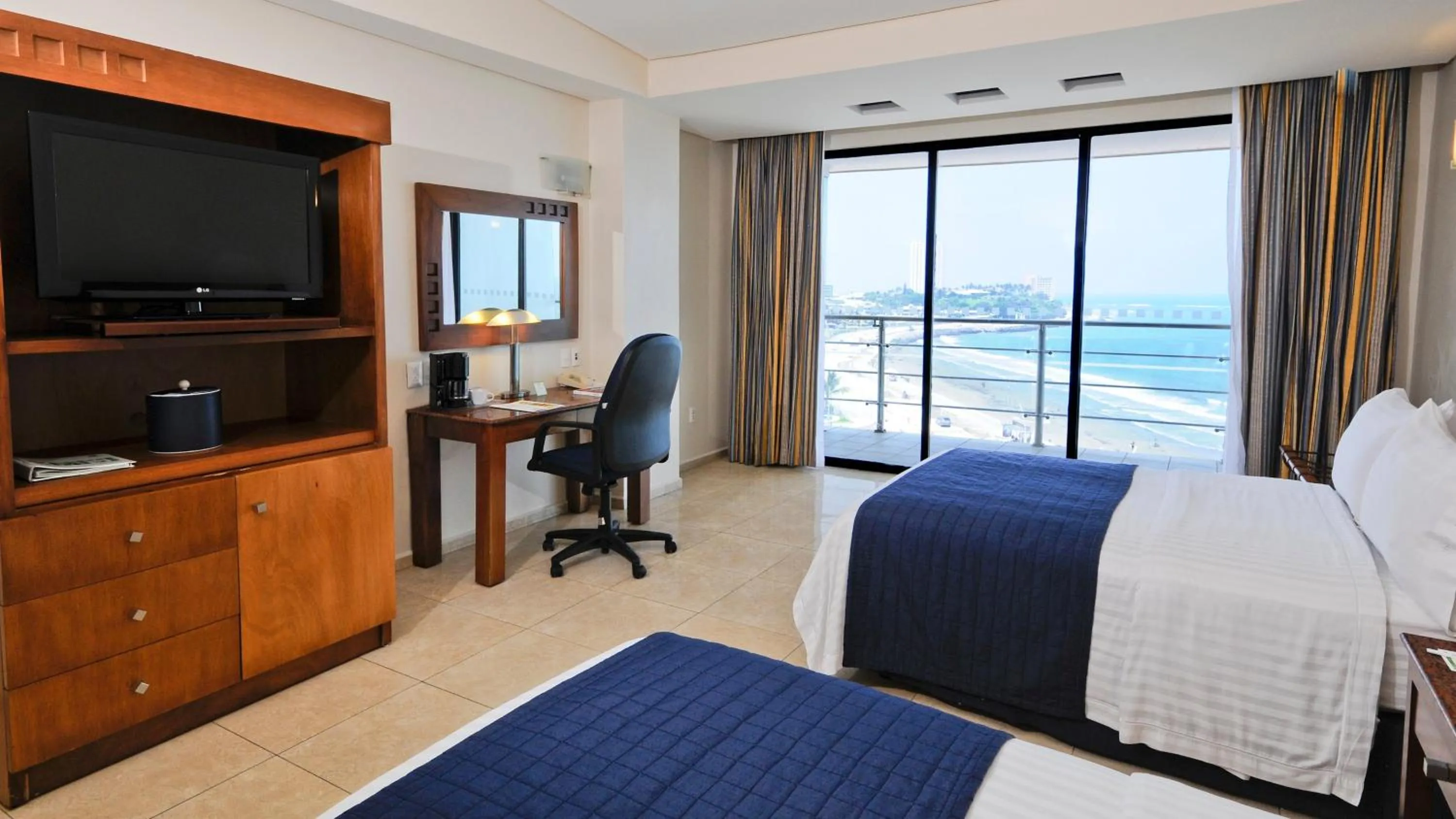 Photo of the whole room, Bed in Holiday Inn Veracruz-Boca Del Rio by IHG