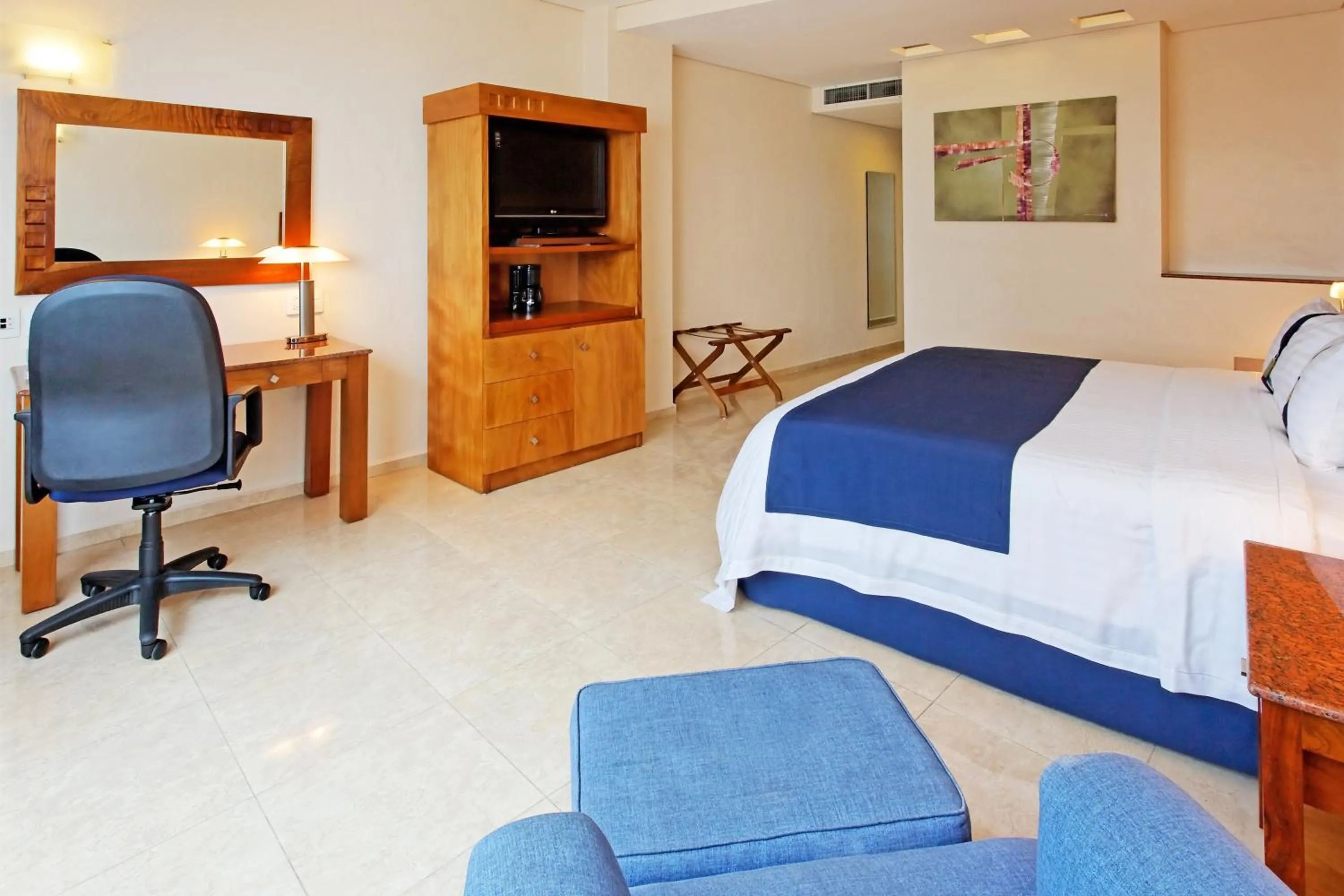 Photo of the whole room, Bed in Holiday Inn Veracruz-Boca Del Rio by IHG