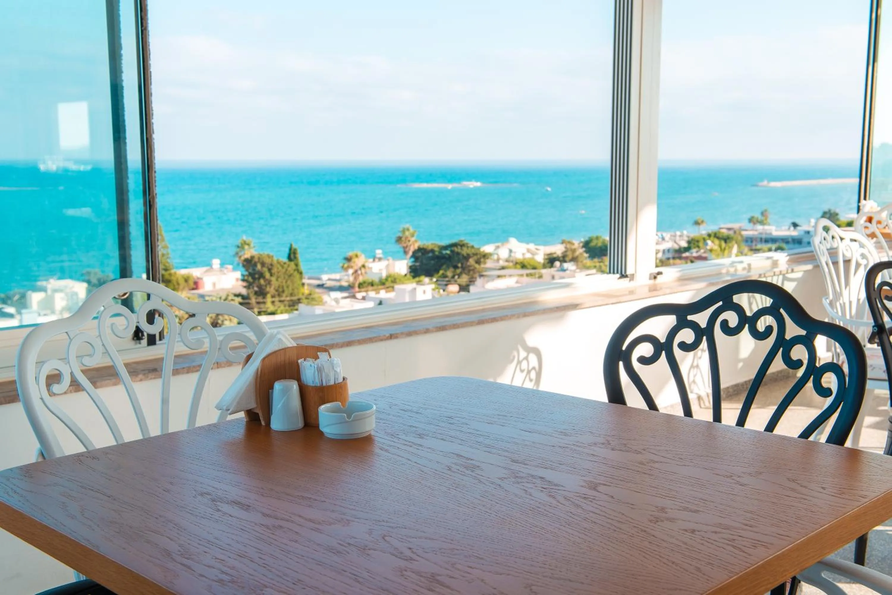 Restaurant/places to eat in Port Marina Hotel