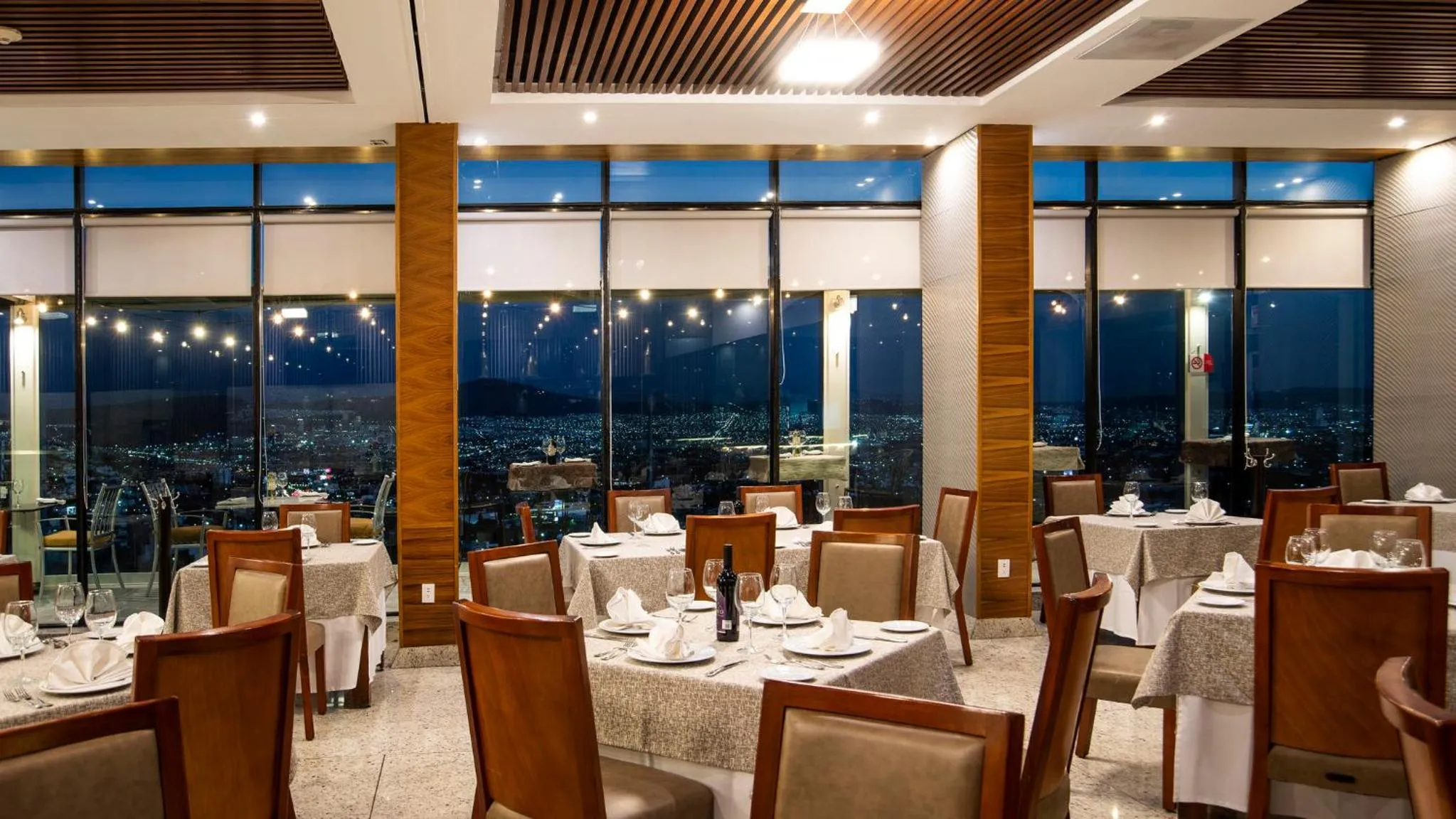 Restaurant/places to eat in Holiday Inn Queretaro Zona Diamante by IHG