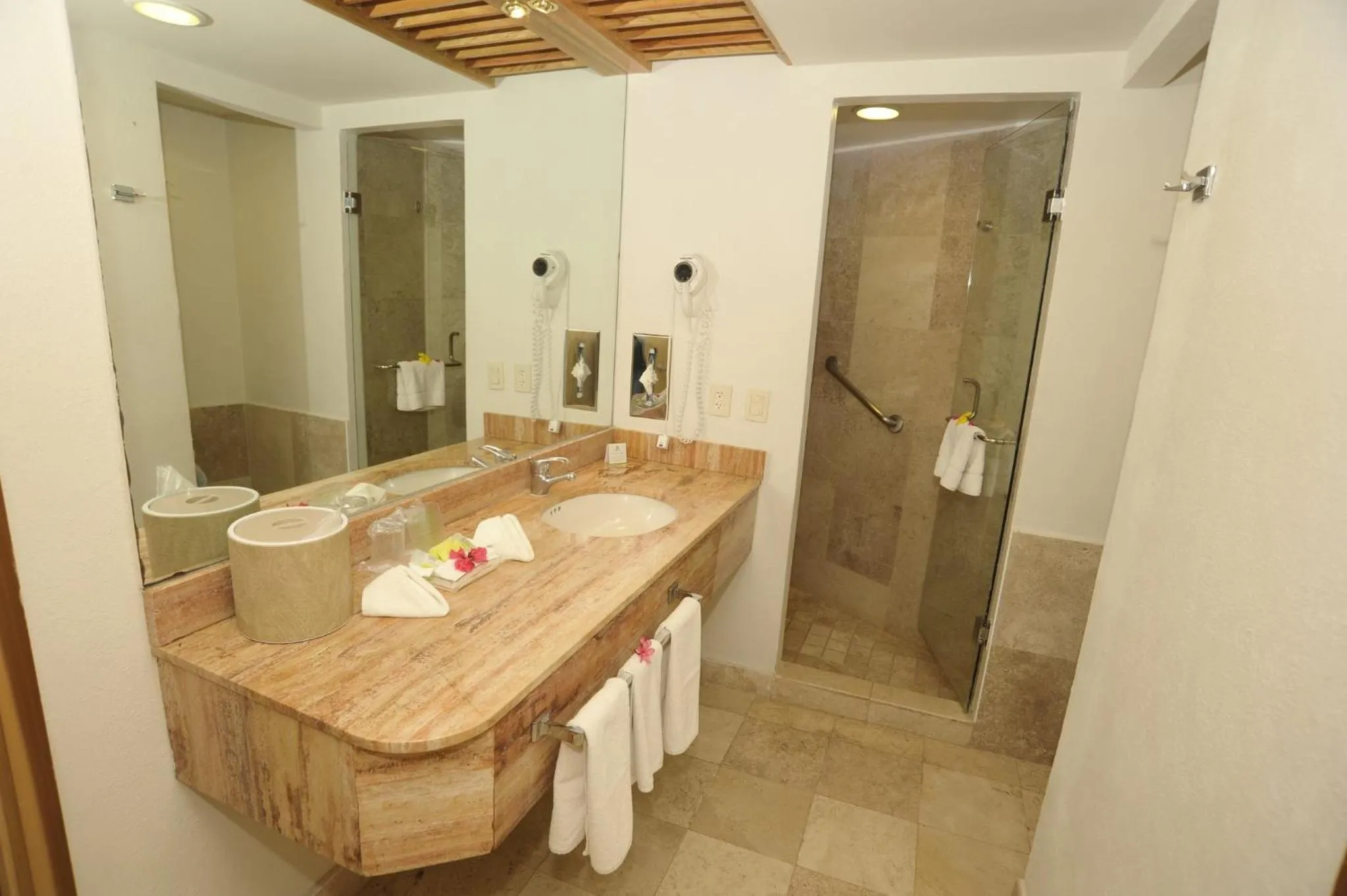 Photo of the whole room in Gamma Plaza Ixtapa