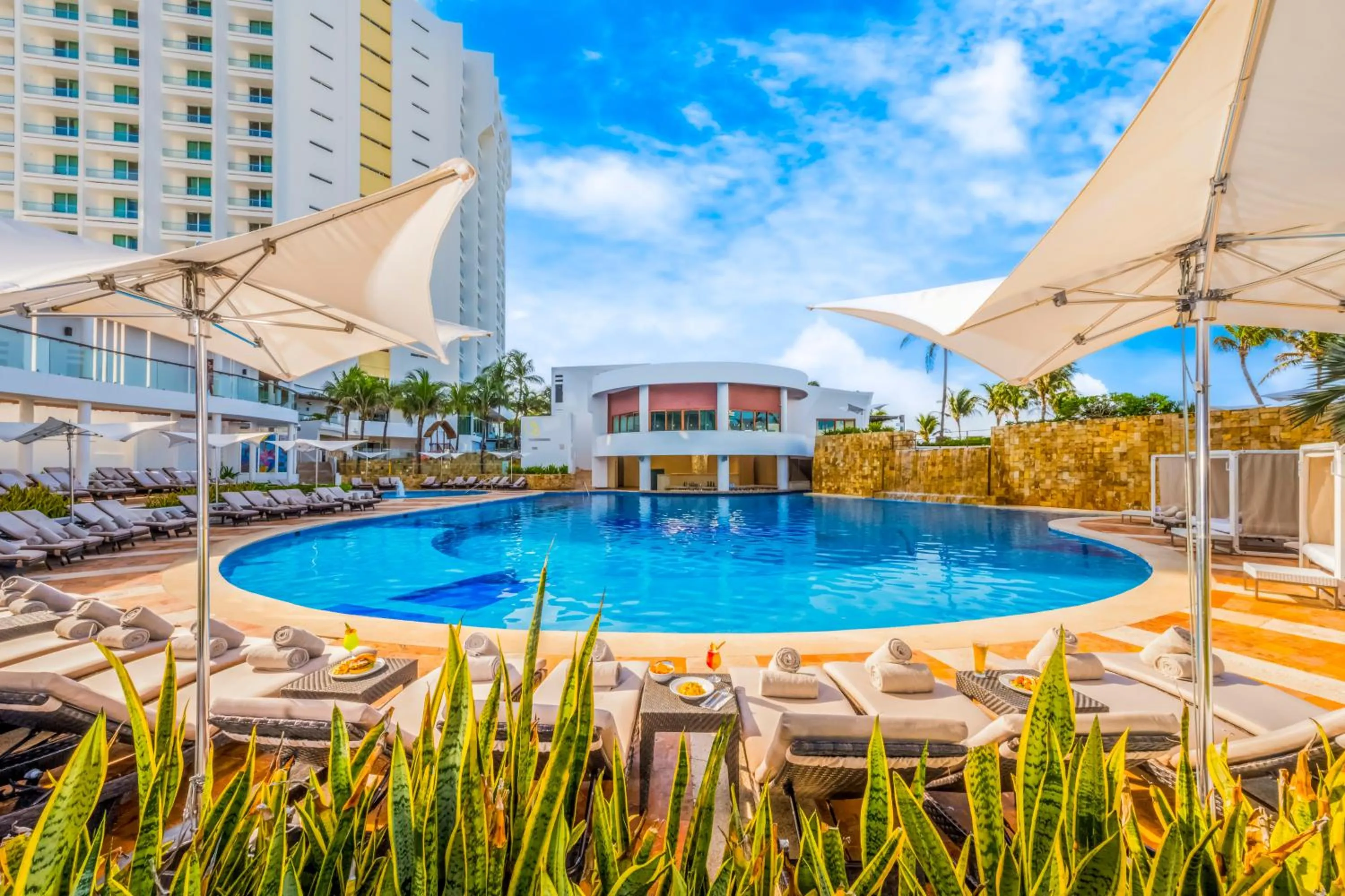 Swimming pool in Krystal Grand Cancun All Inclusive
