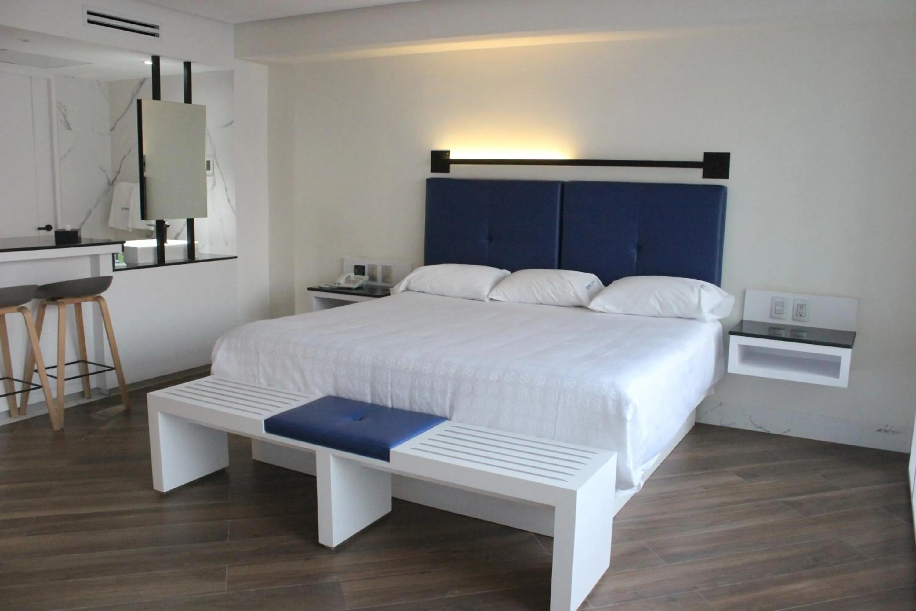 Bedroom, Bed in WeEnjoy Hotels Grand Prix Aeropuerto CDMX