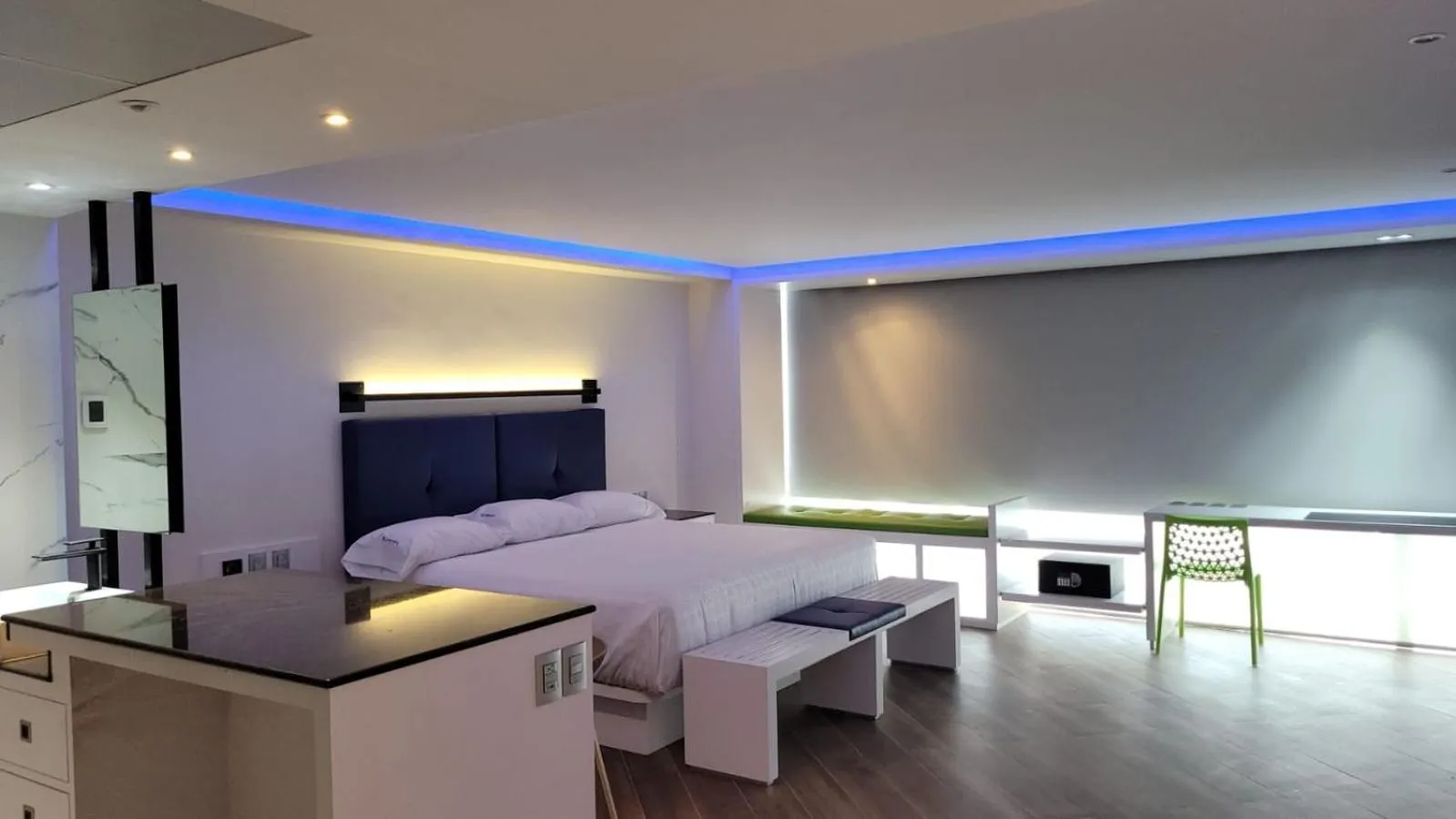 Photo of the whole room, Bed in WeEnjoy Hotels Grand Prix Aeropuerto CDMX