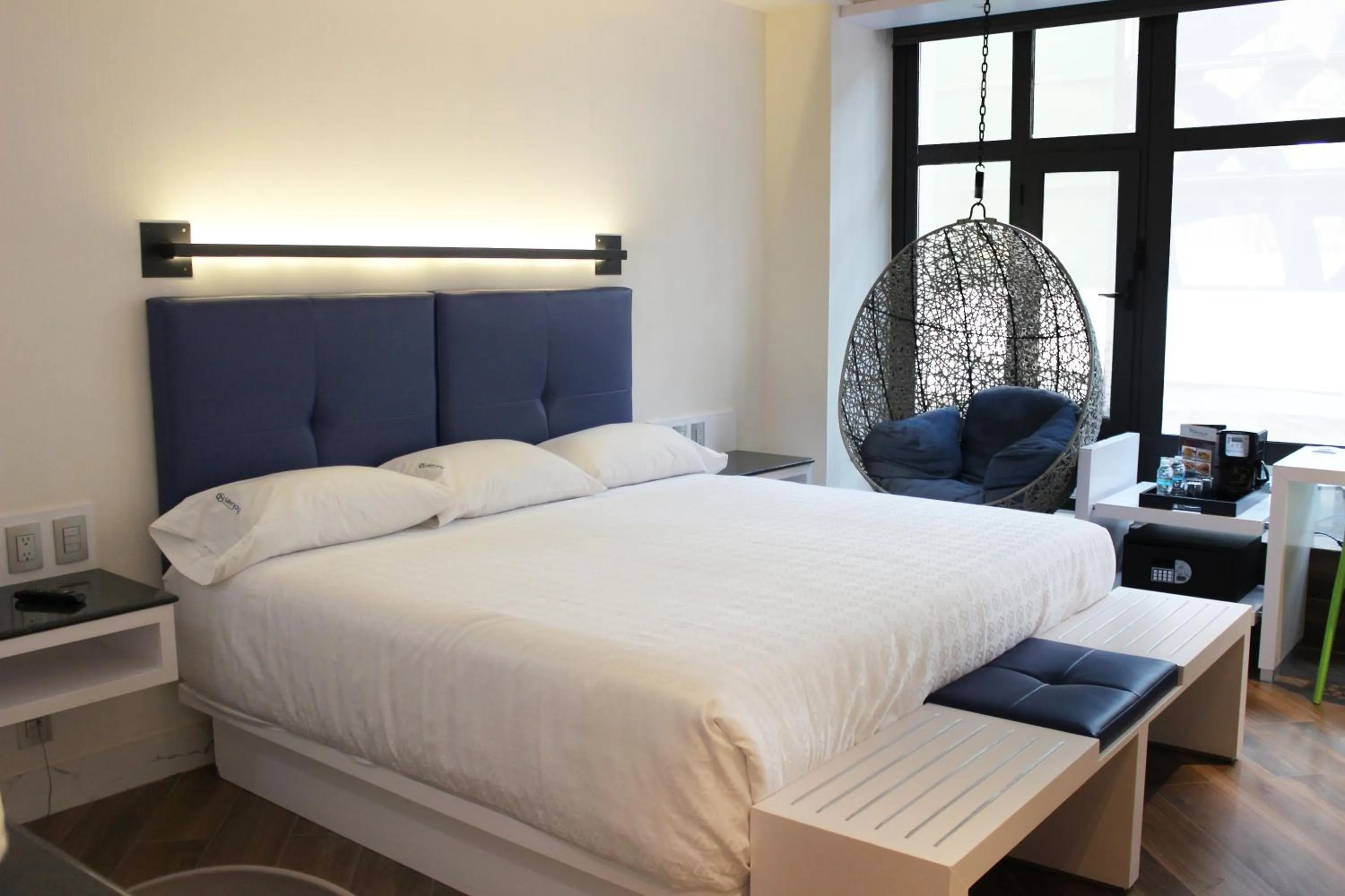 Photo of the whole room, Bed in WeEnjoy Hotels Grand Prix Aeropuerto CDMX