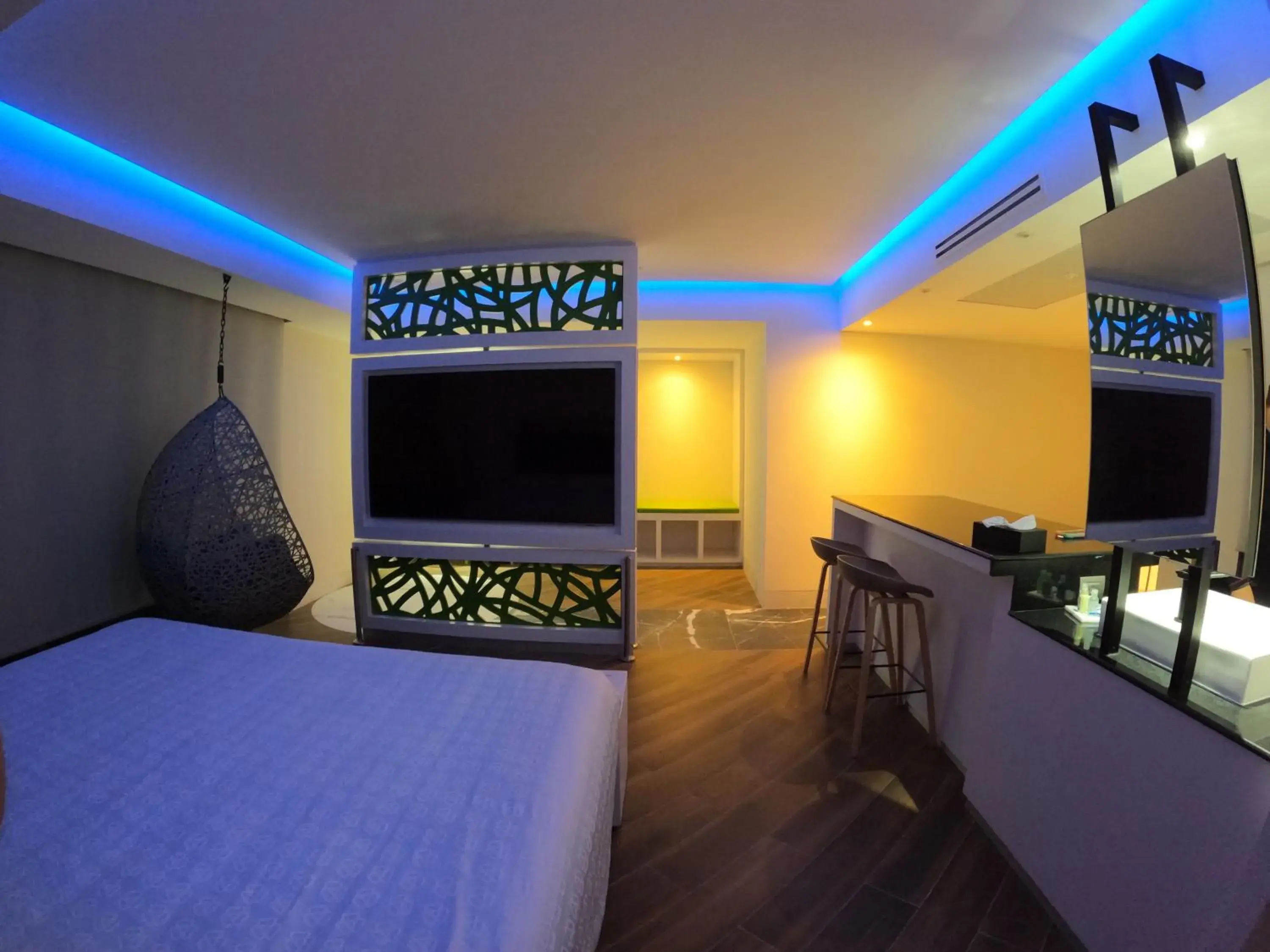 Decorative detail, Bed in WeEnjoy Hotels Grand Prix Aeropuerto CDMX Decorative detail, Bed in WeEnjoy Hotels Grand Prix Aeropuerto CDMX