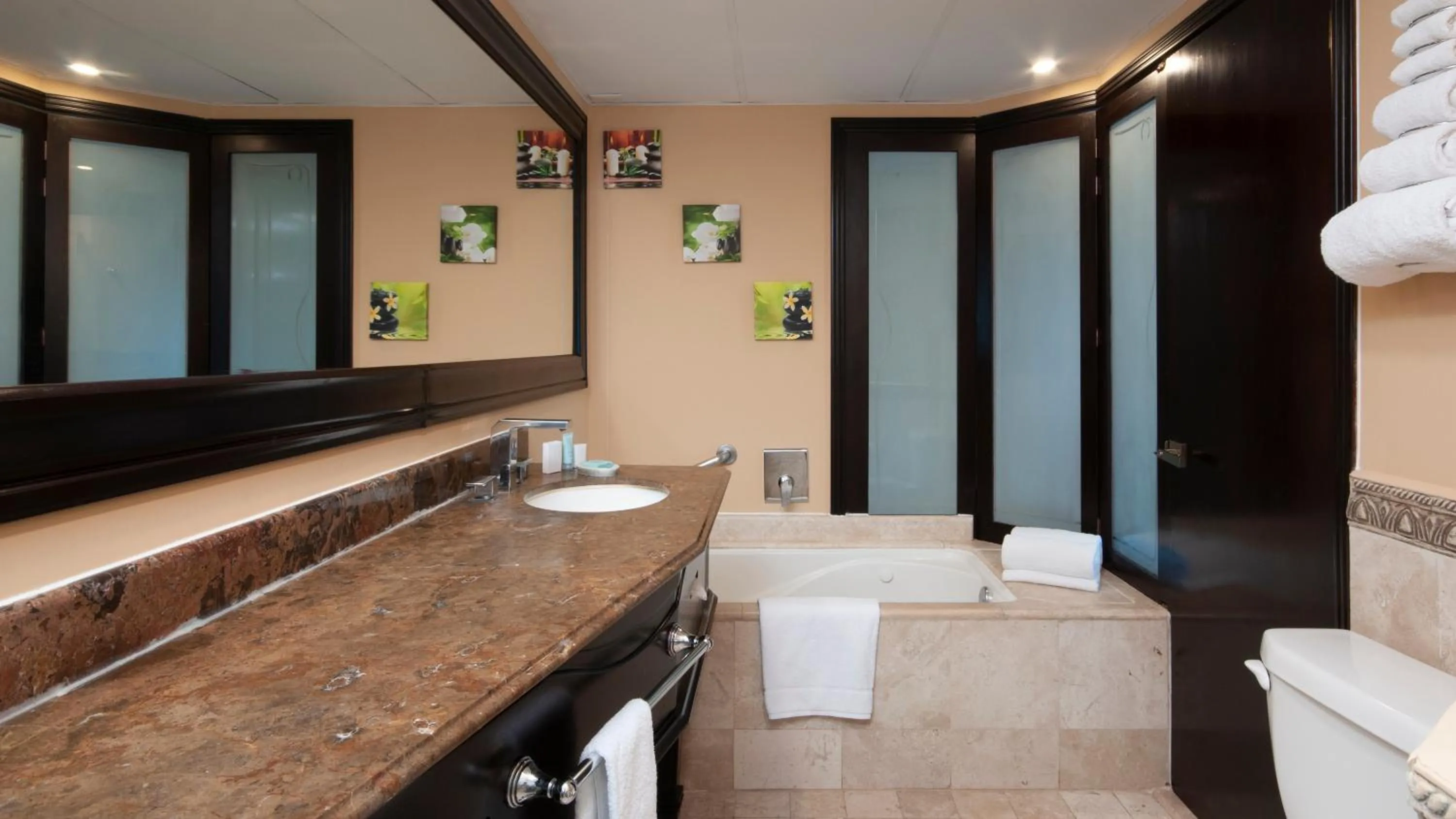 Hot Tub in BelAir Unique a Wyndham Hotel