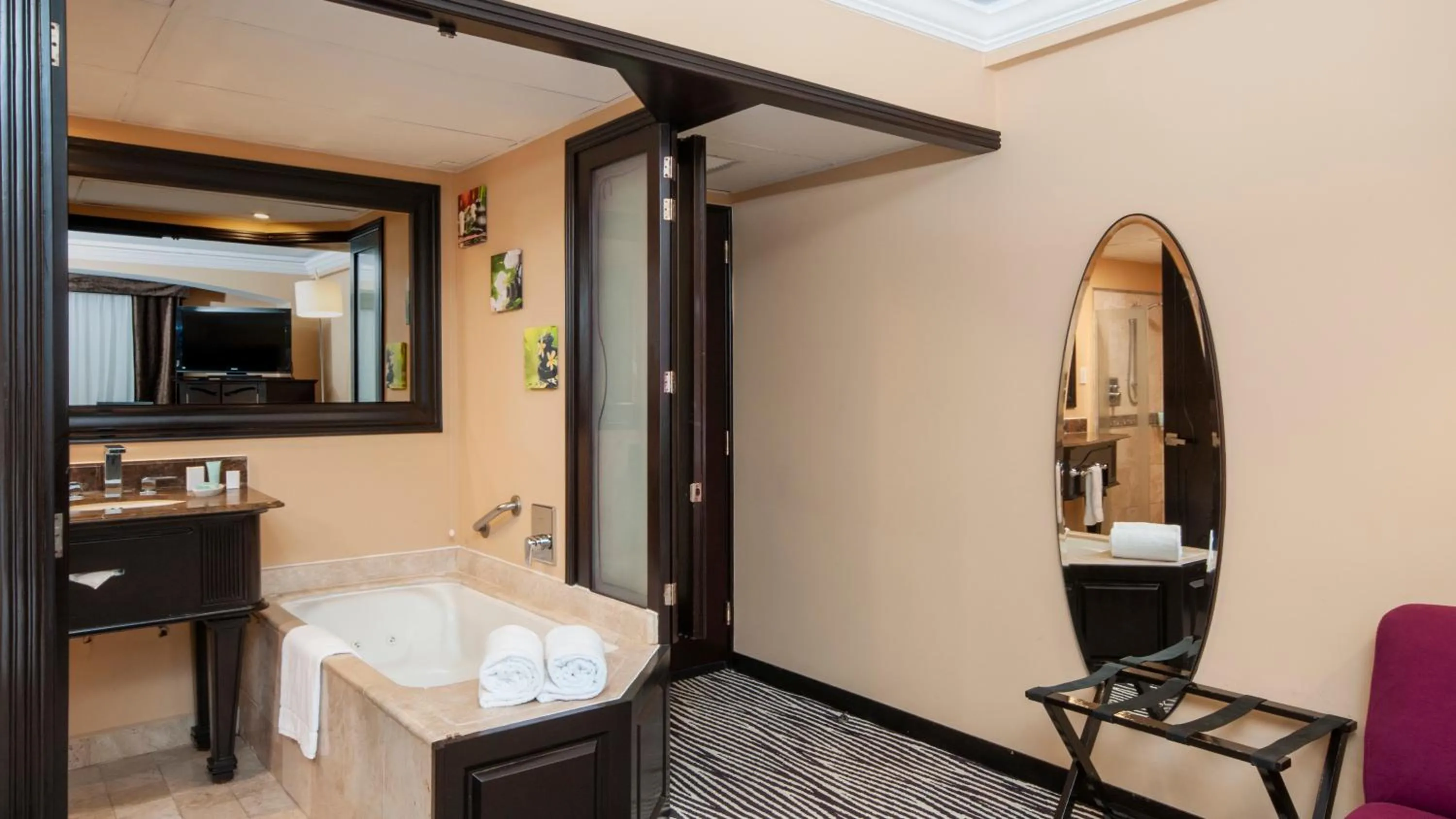 Hot Tub, Bed in BelAir Unique a Wyndham Hotel