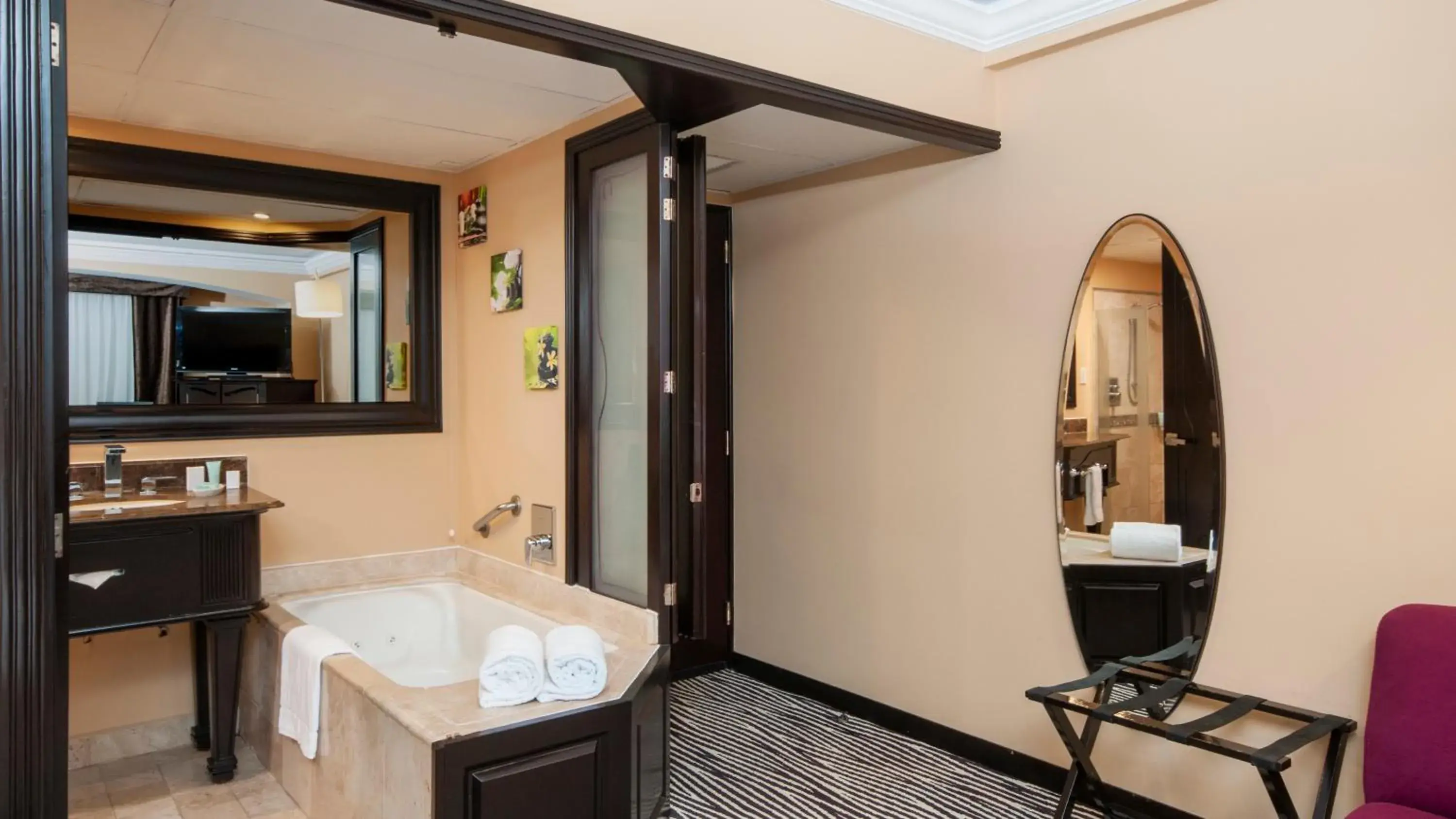 Hot Tub, Bed in BelAir Unique a Wyndham Hotel Hot Tub, Bed in BelAir Unique a Wyndham Hotel