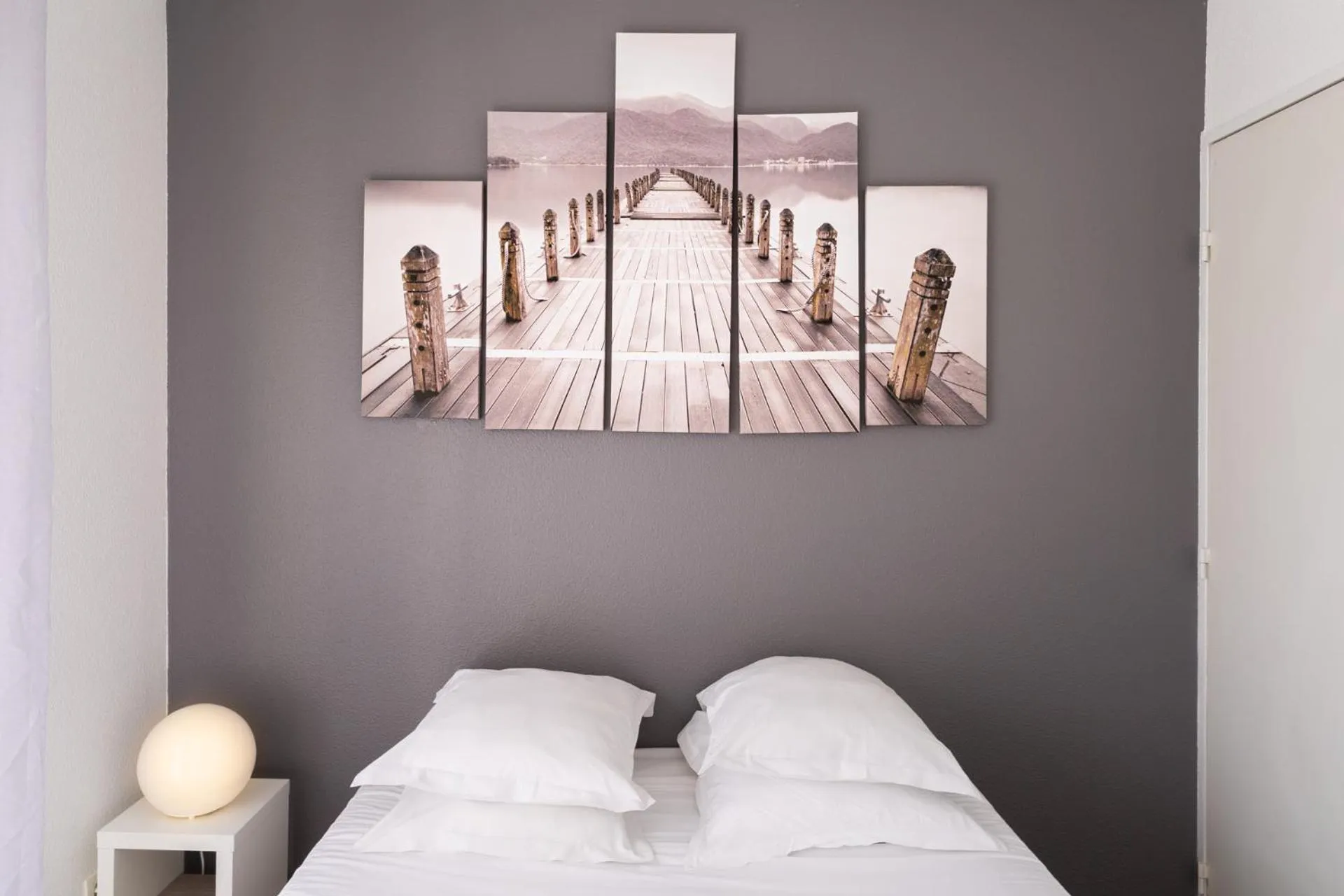 Bed in Séjours & Affaires Annecy Le Pont Neuf