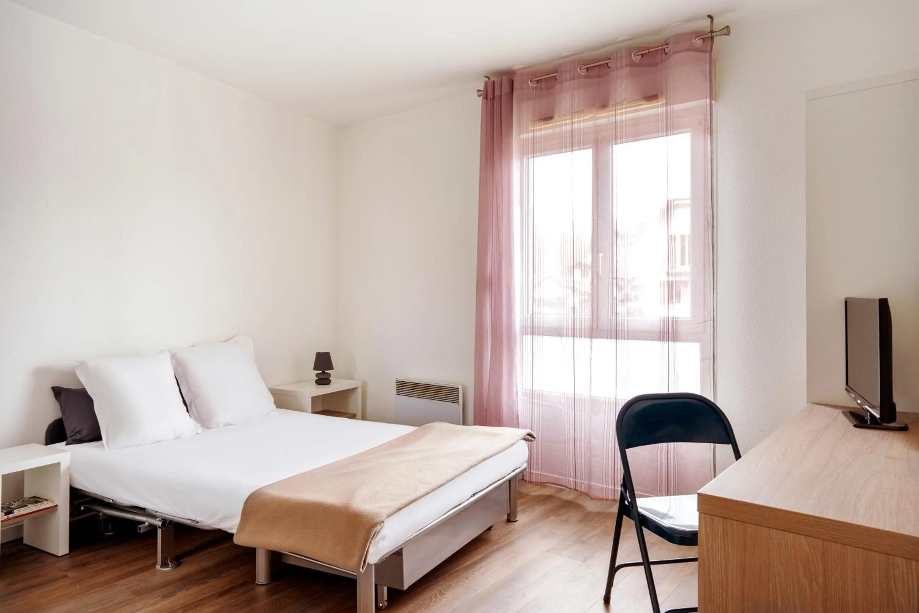 Bed in Séjours & Affaires Annecy Le Pont Neuf