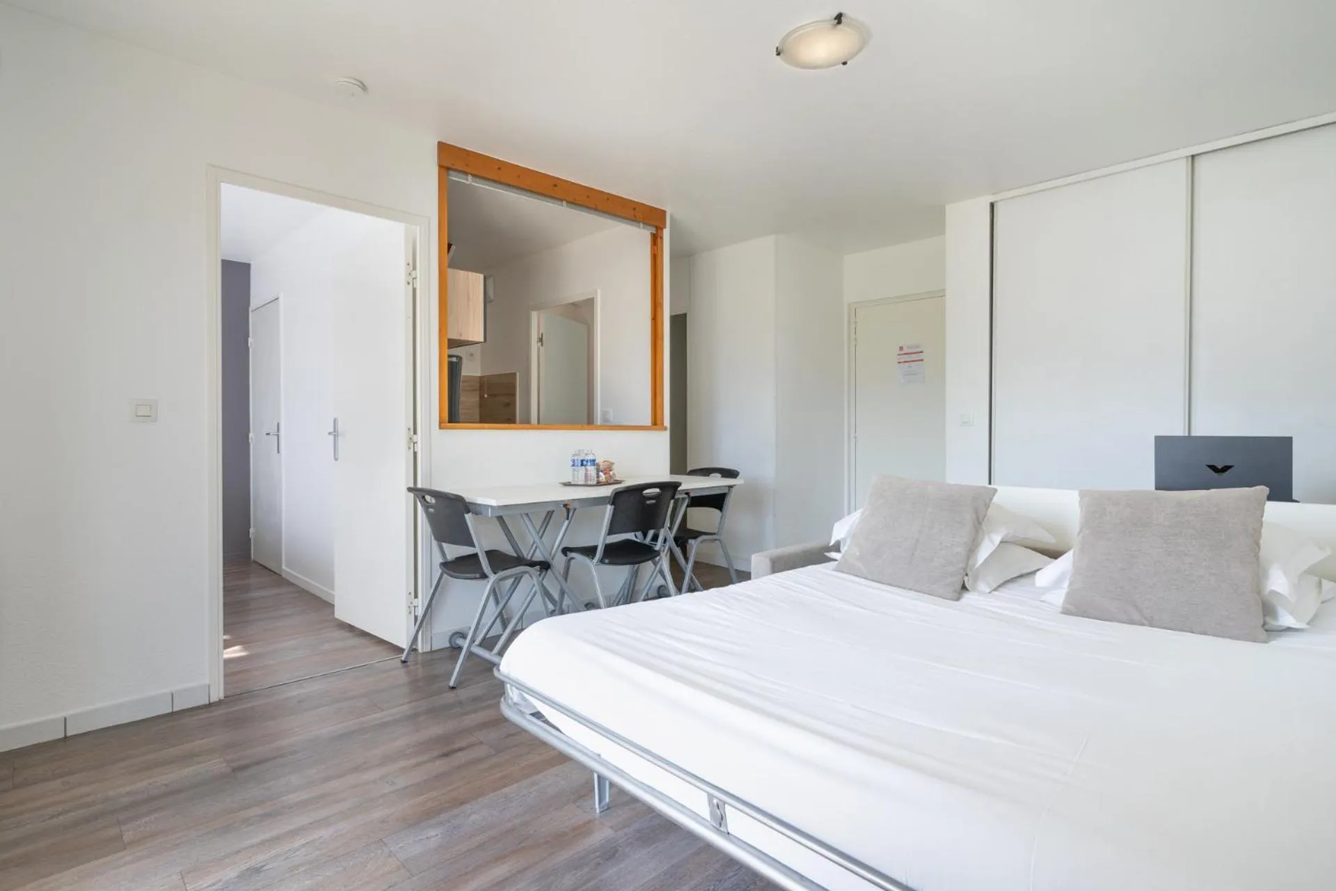 Bed in Séjours & Affaires Annecy Le Pont Neuf